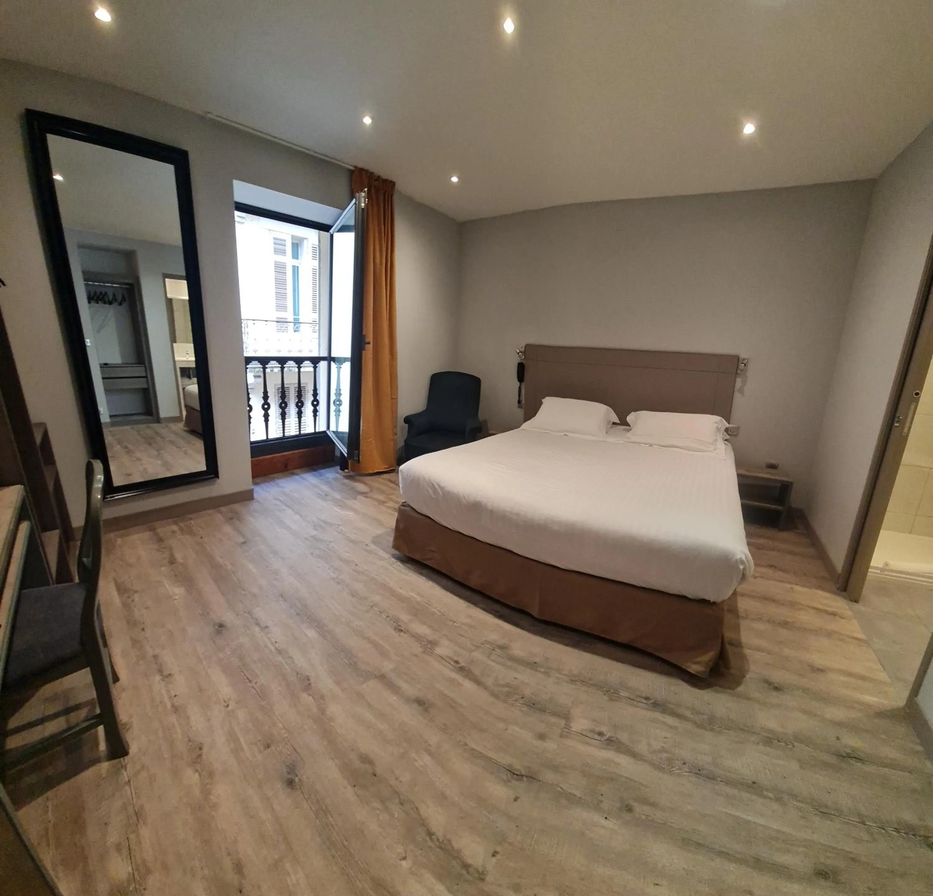 Property building, Bed in Hotel de la Couronne