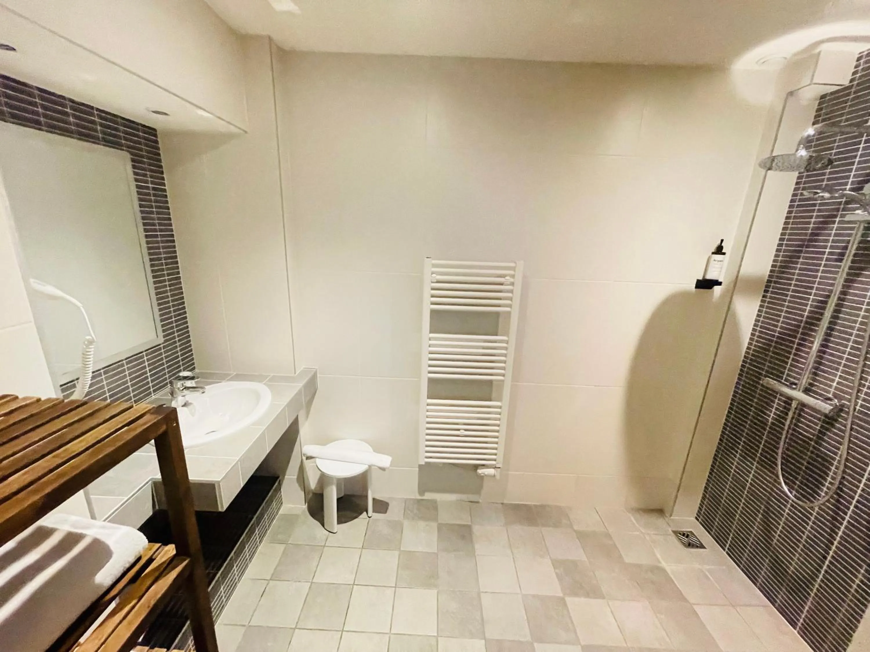 Shower in Hotel de la Couronne