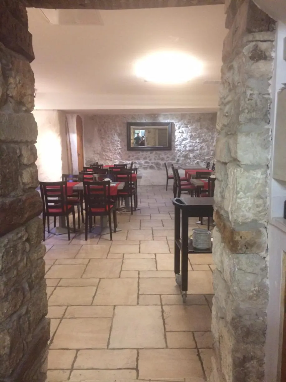 Restaurant/places to eat in Hotel de la Couronne