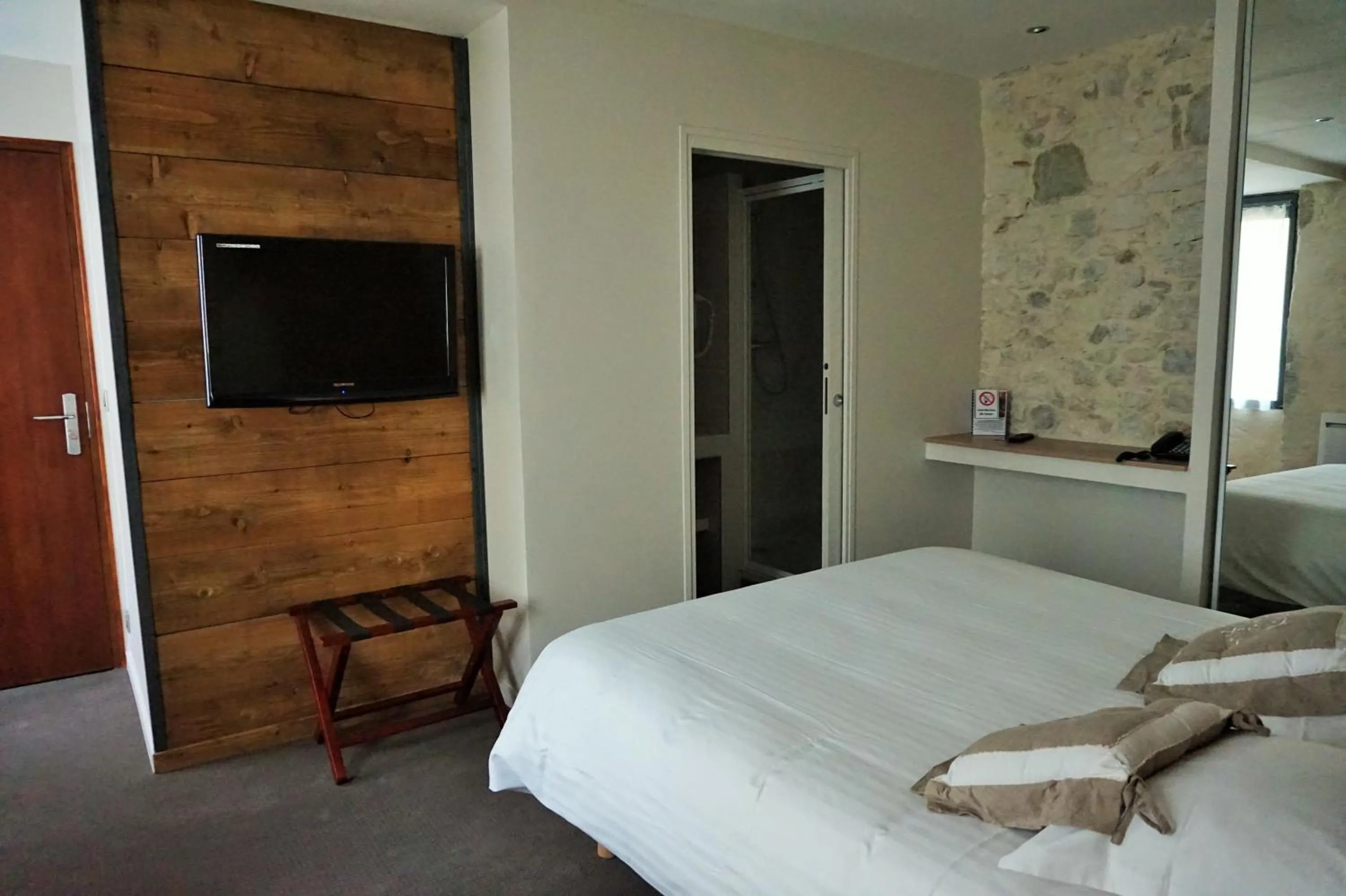 Photo of the whole room, Bed in Hotel de la Couronne