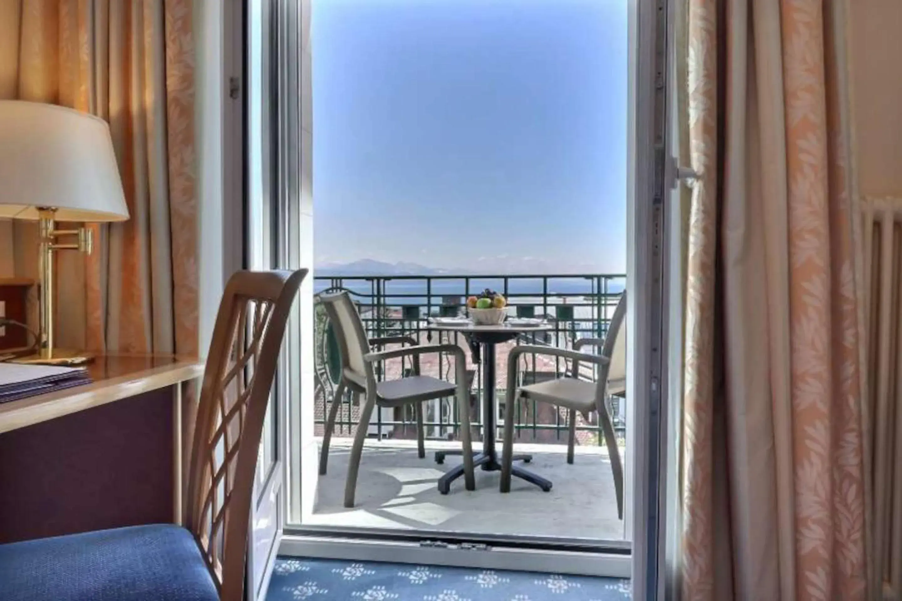 Bedroom in Best Western Plus Hotel Mirabeau Bedroom in Best Western Plus Hotel Mirabeau