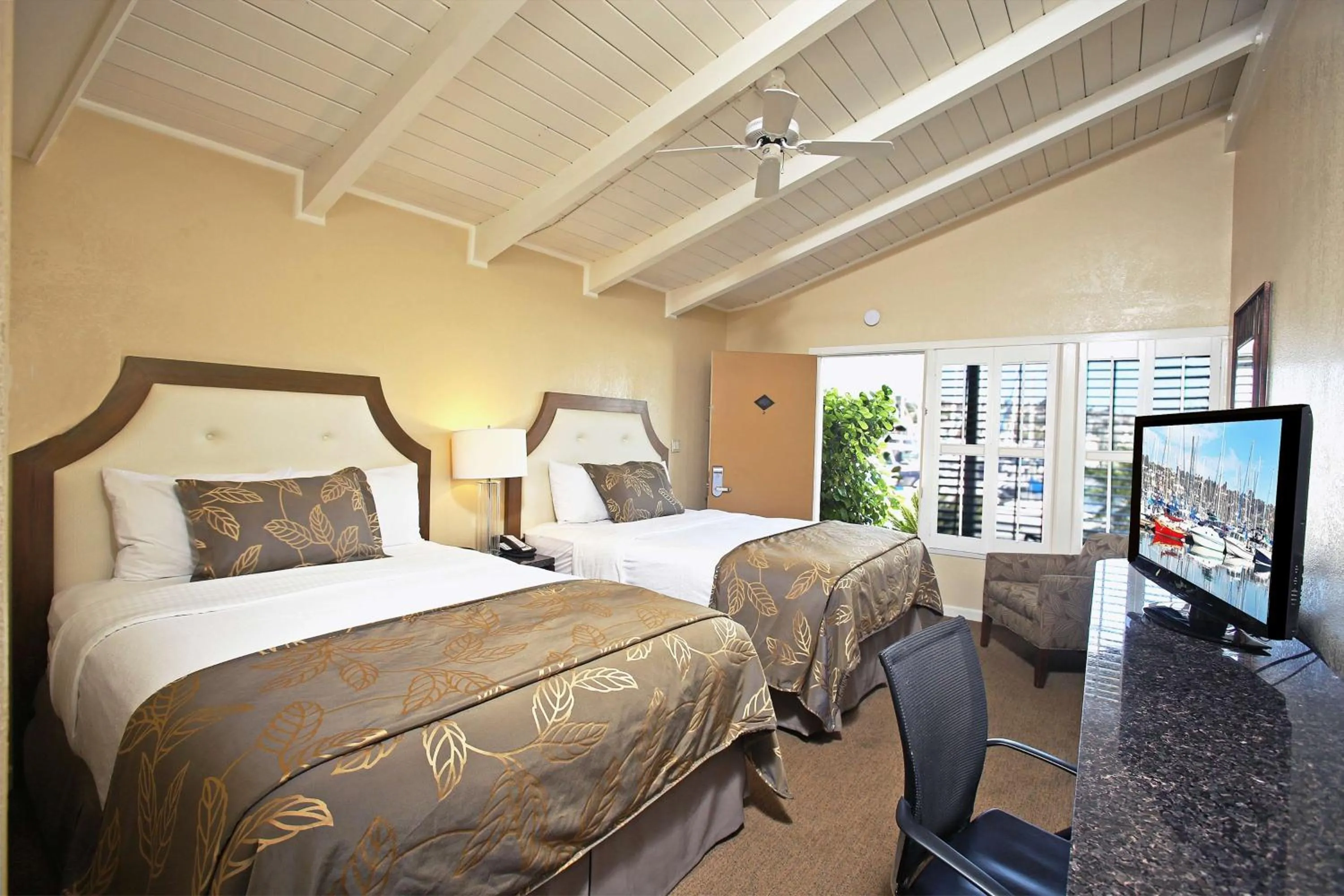 Photo of the whole room, Bed in Best Western PLUS Island Palms Hotel & Marina