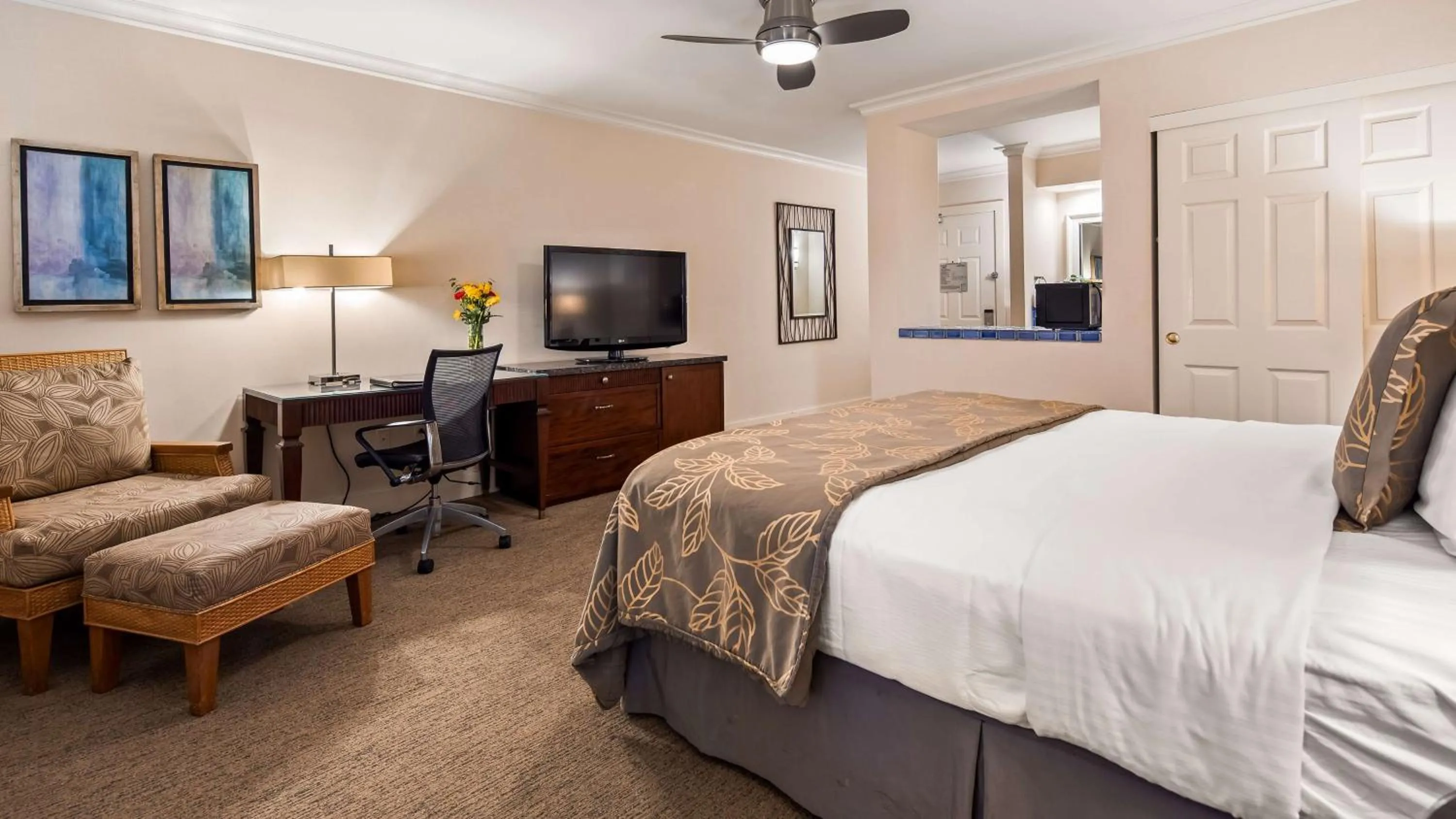 Photo of the whole room, Bed in Best Western PLUS Island Palms Hotel & Marina