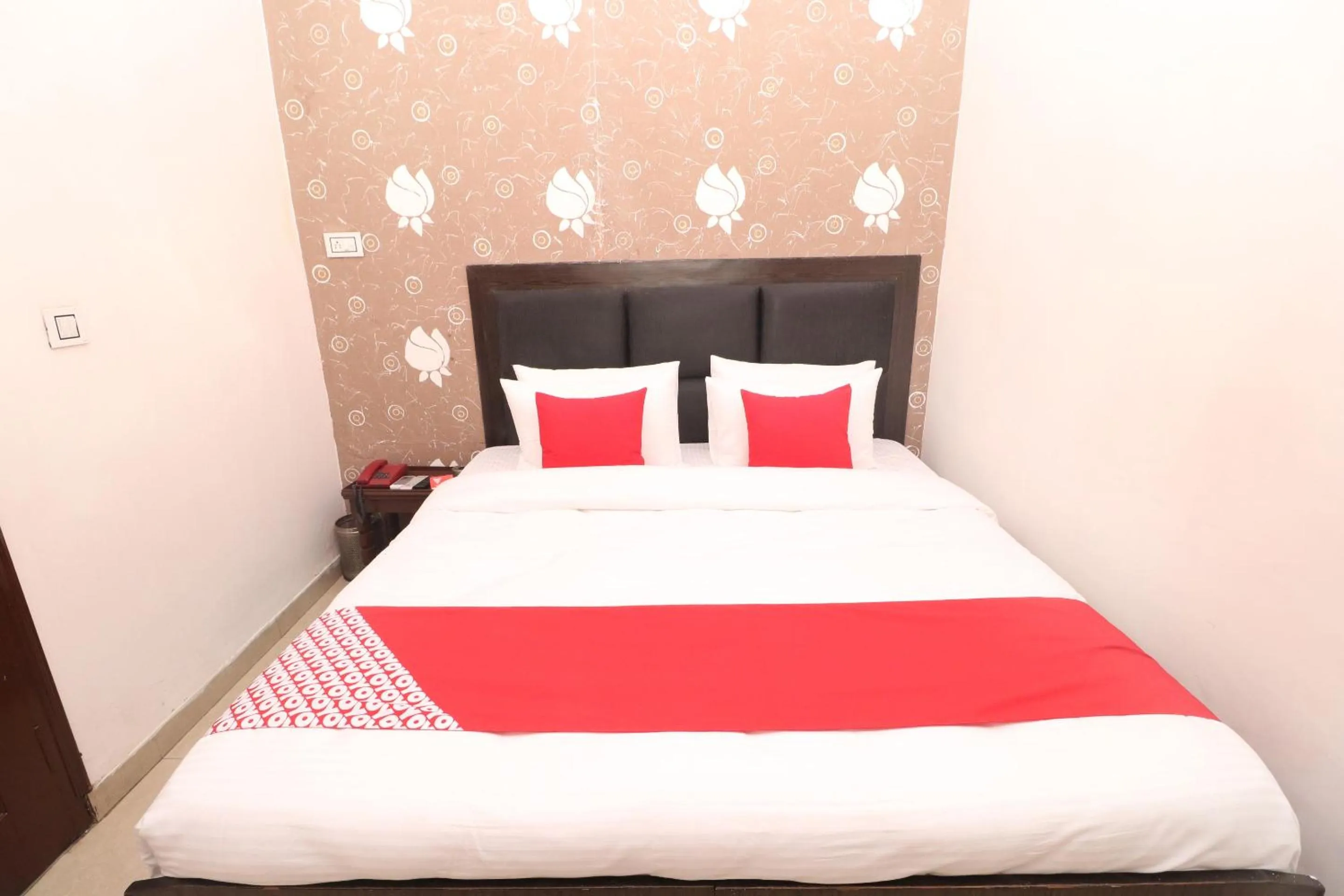 Bedroom in OYO Hotel Kailash Regency