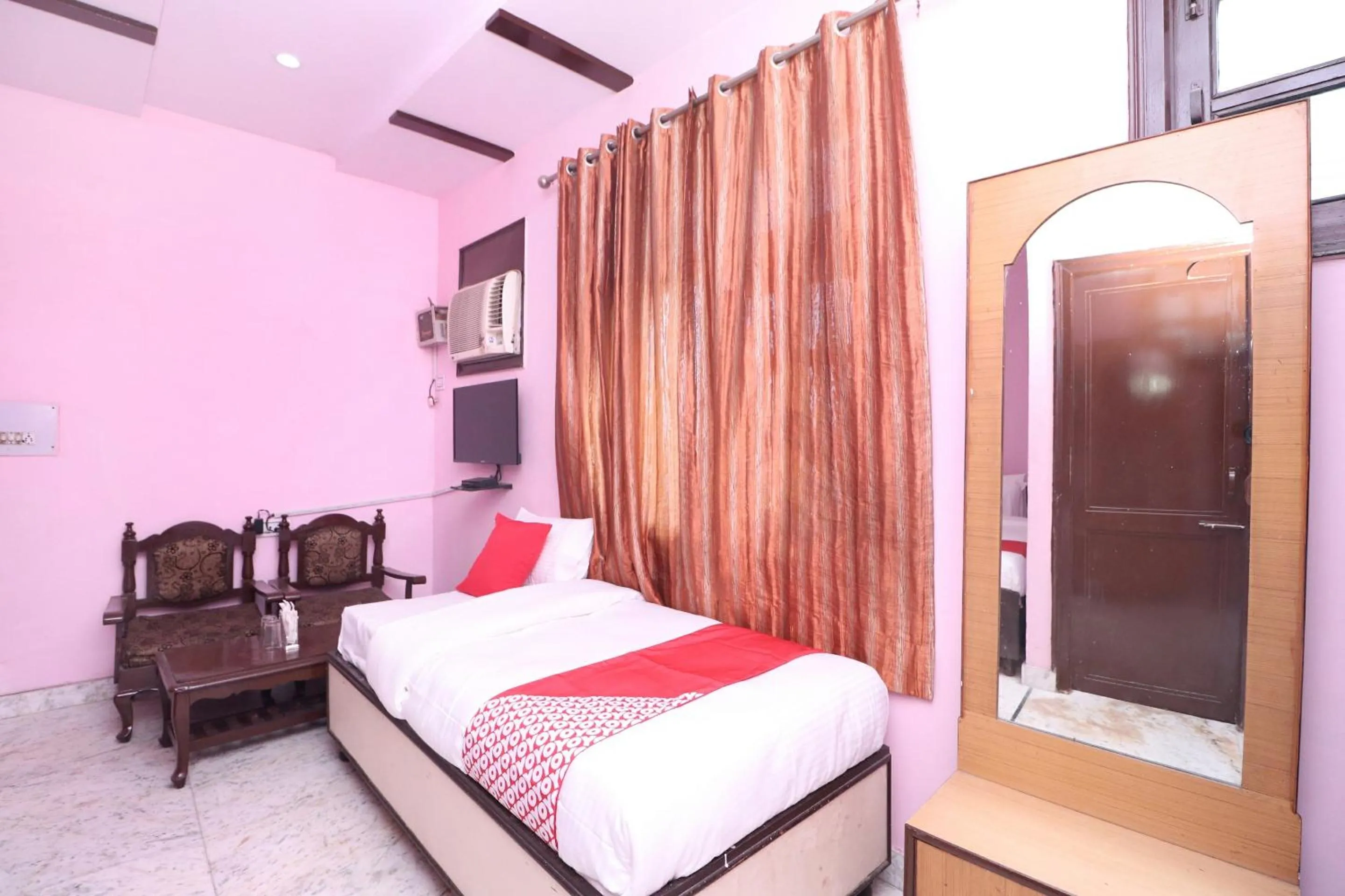 Bedroom in OYO Hotel Kailash Regency