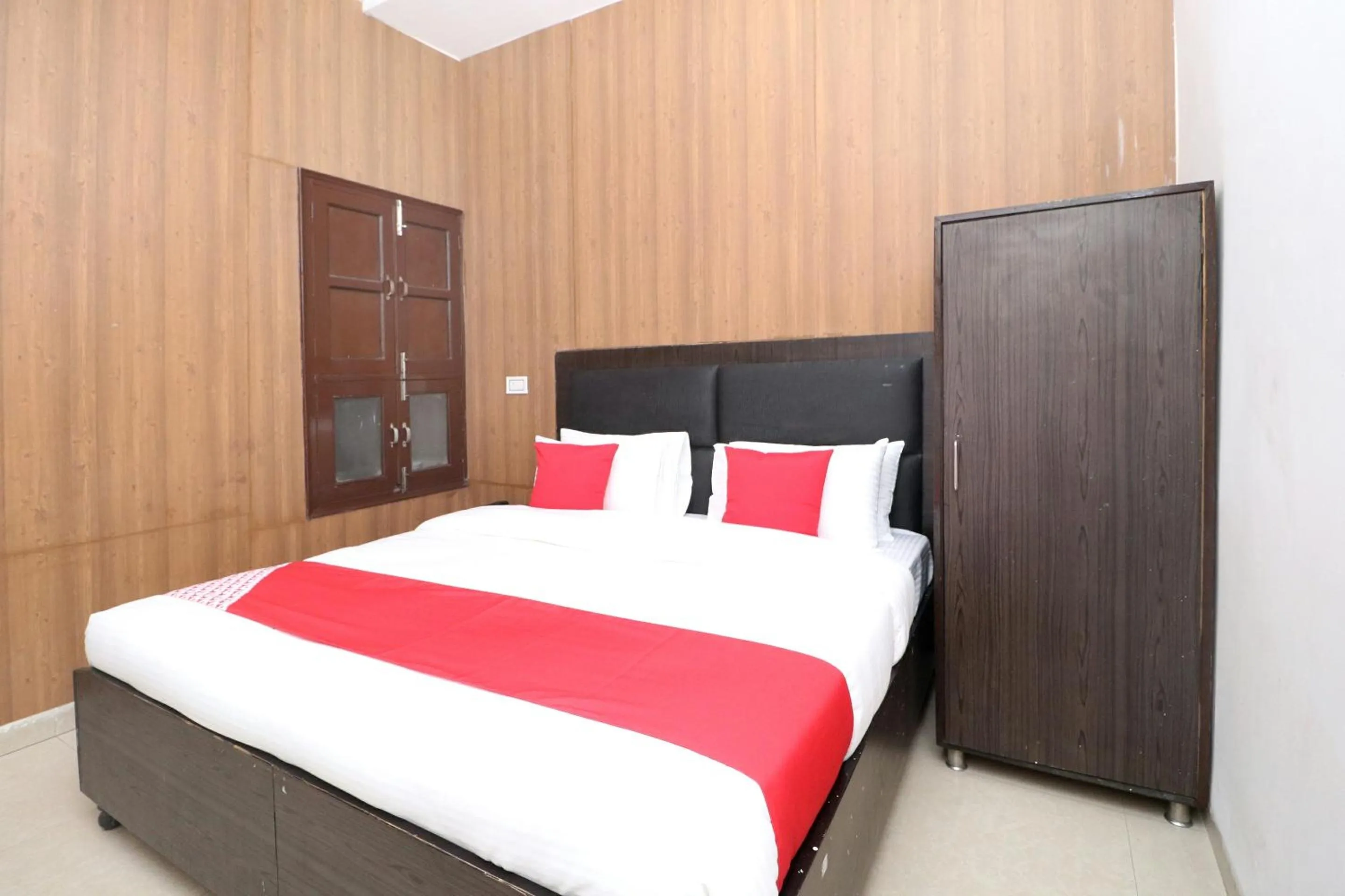 Bedroom in OYO Hotel Kailash Regency