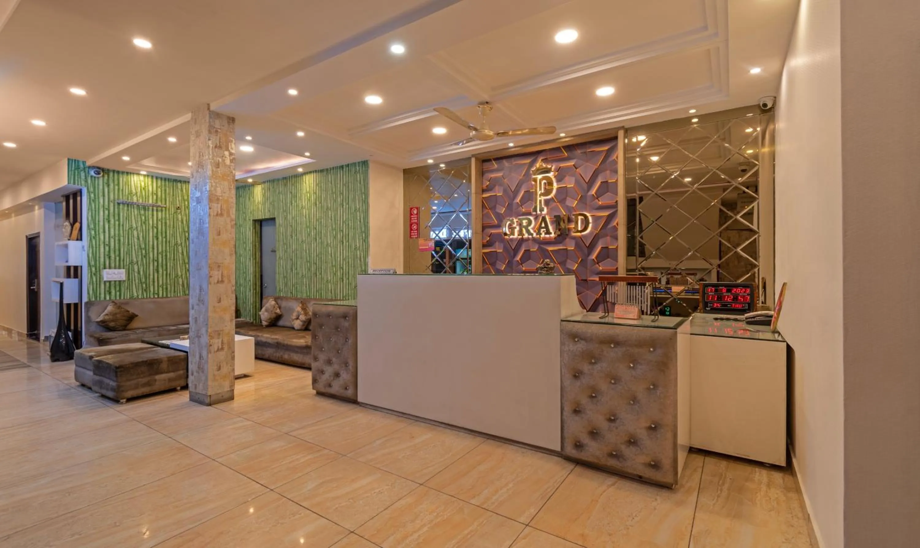 Lobby or reception in Itsy Hotels P Grand