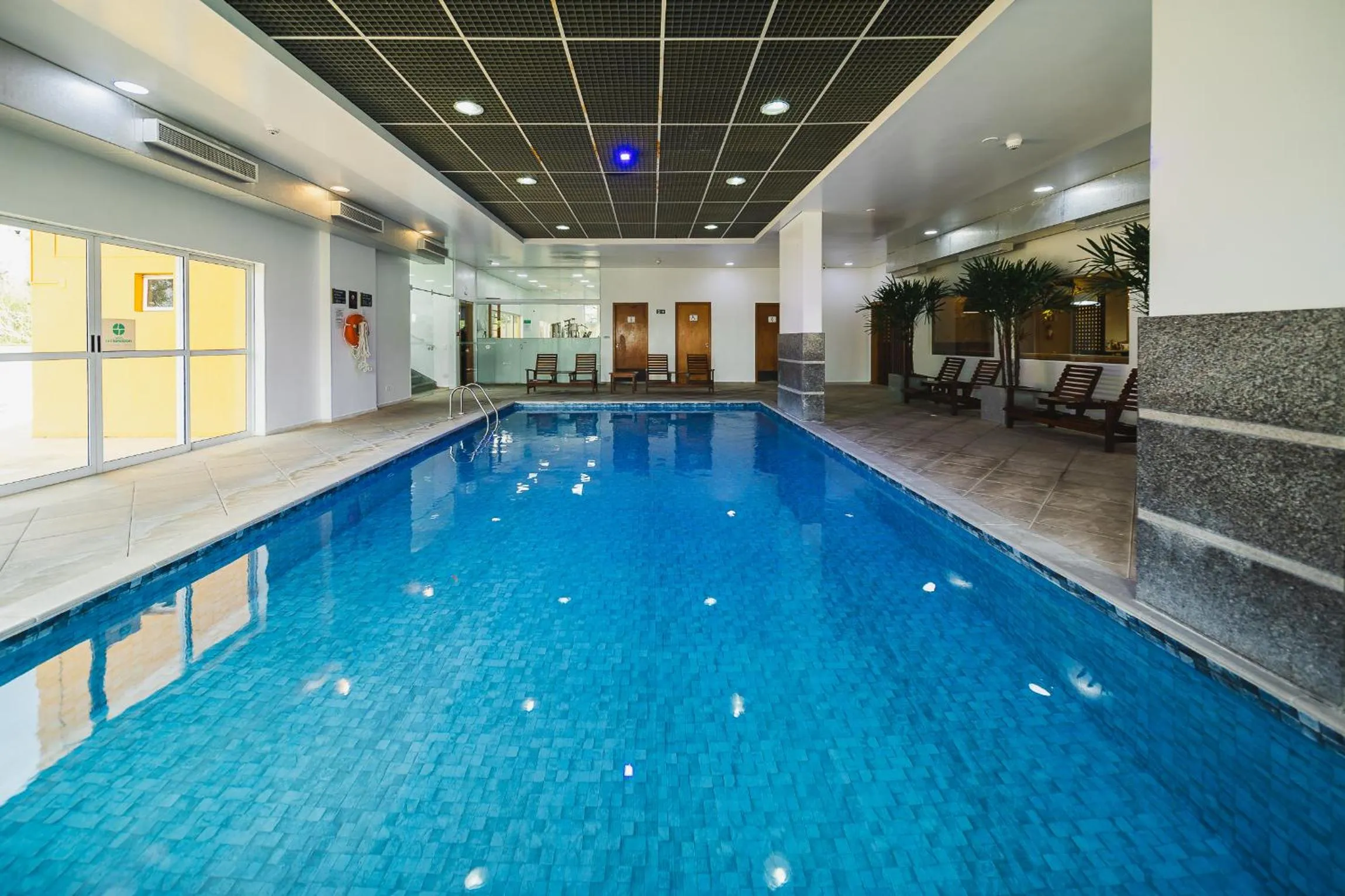 Swimming pool in Hotel Nacional Inn Curitiba Santa Felicidade