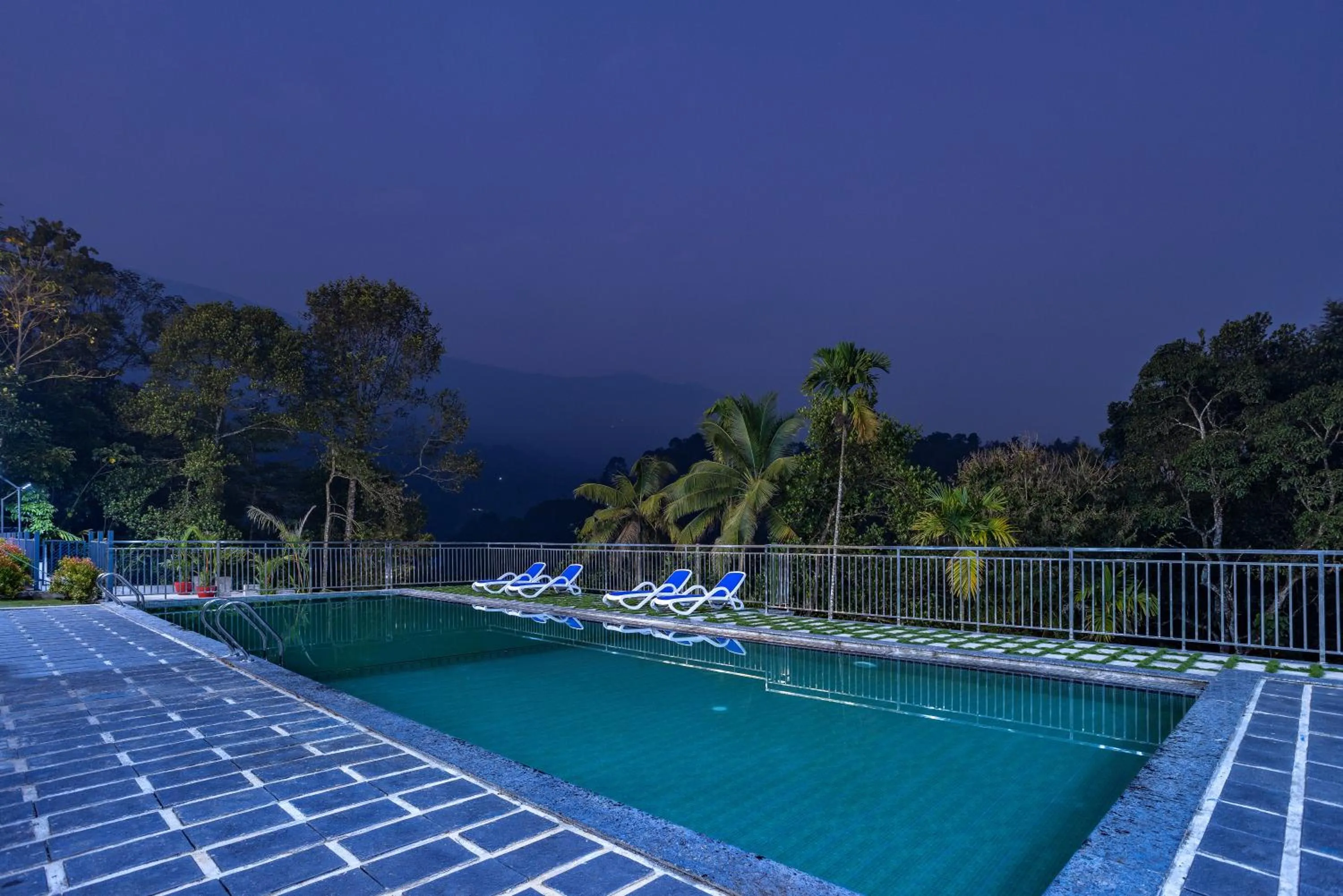 Swimming pool in Star Emirates Luxury Resort and Spa, Munnar