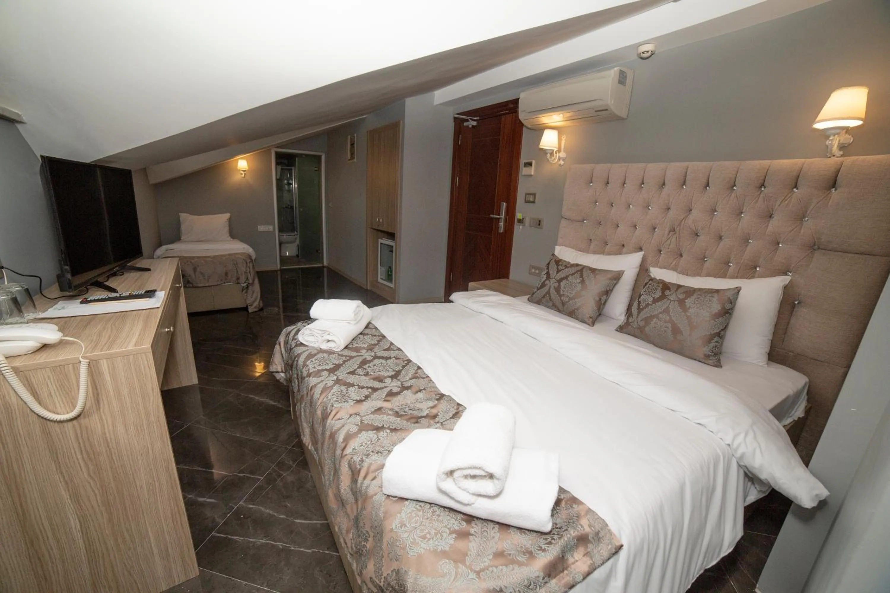 Photo of the whole room, Bed in HHK Hotel Downtown