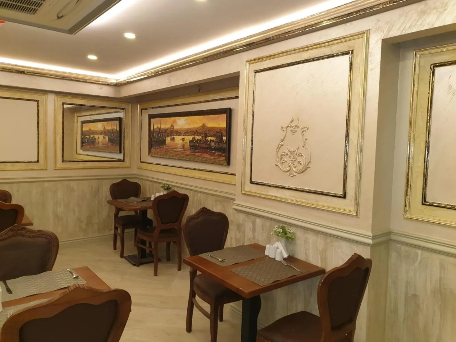 Restaurant/places to eat in HHK Hotel Downtown