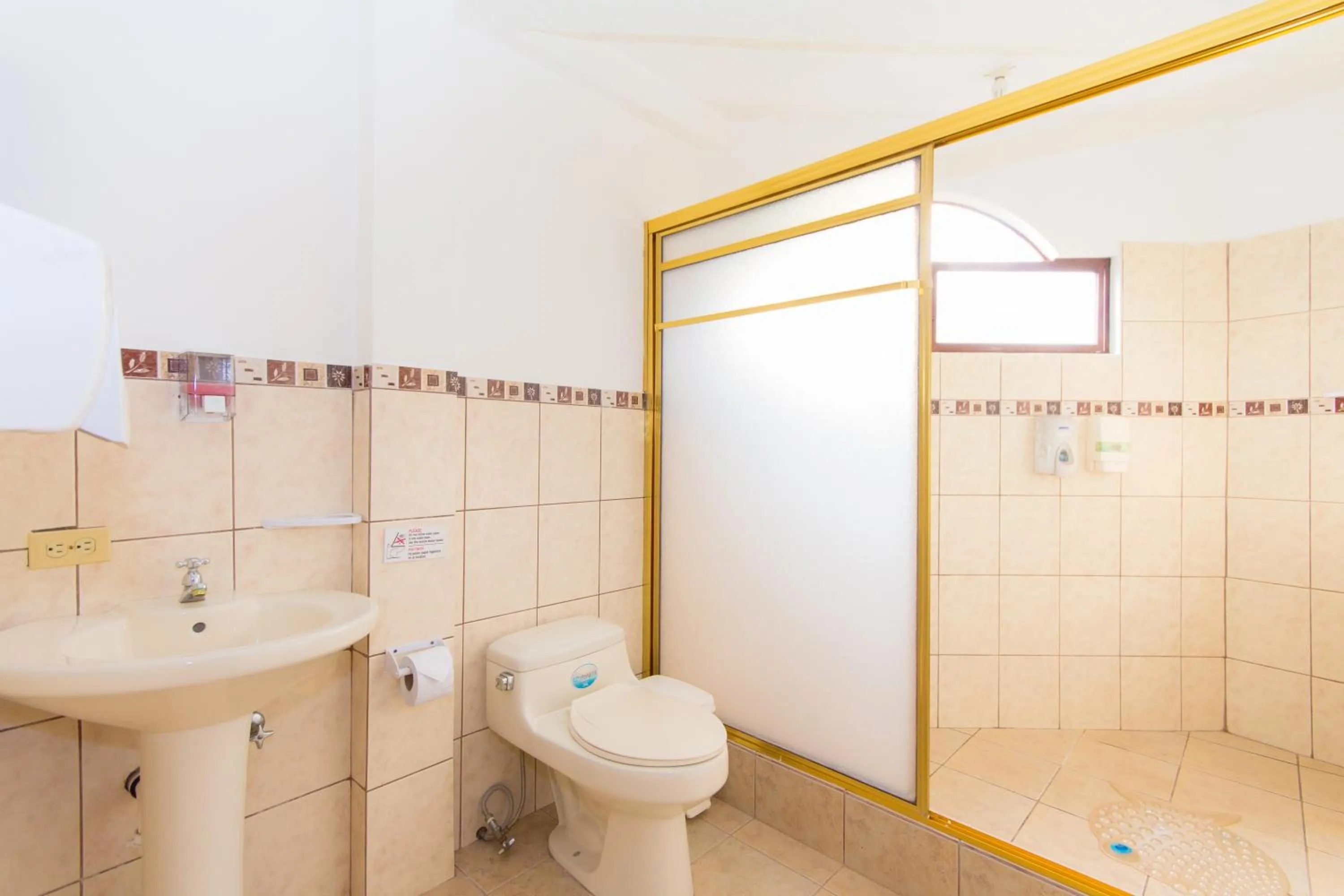 Toilet in Hotel Twin Galápagos