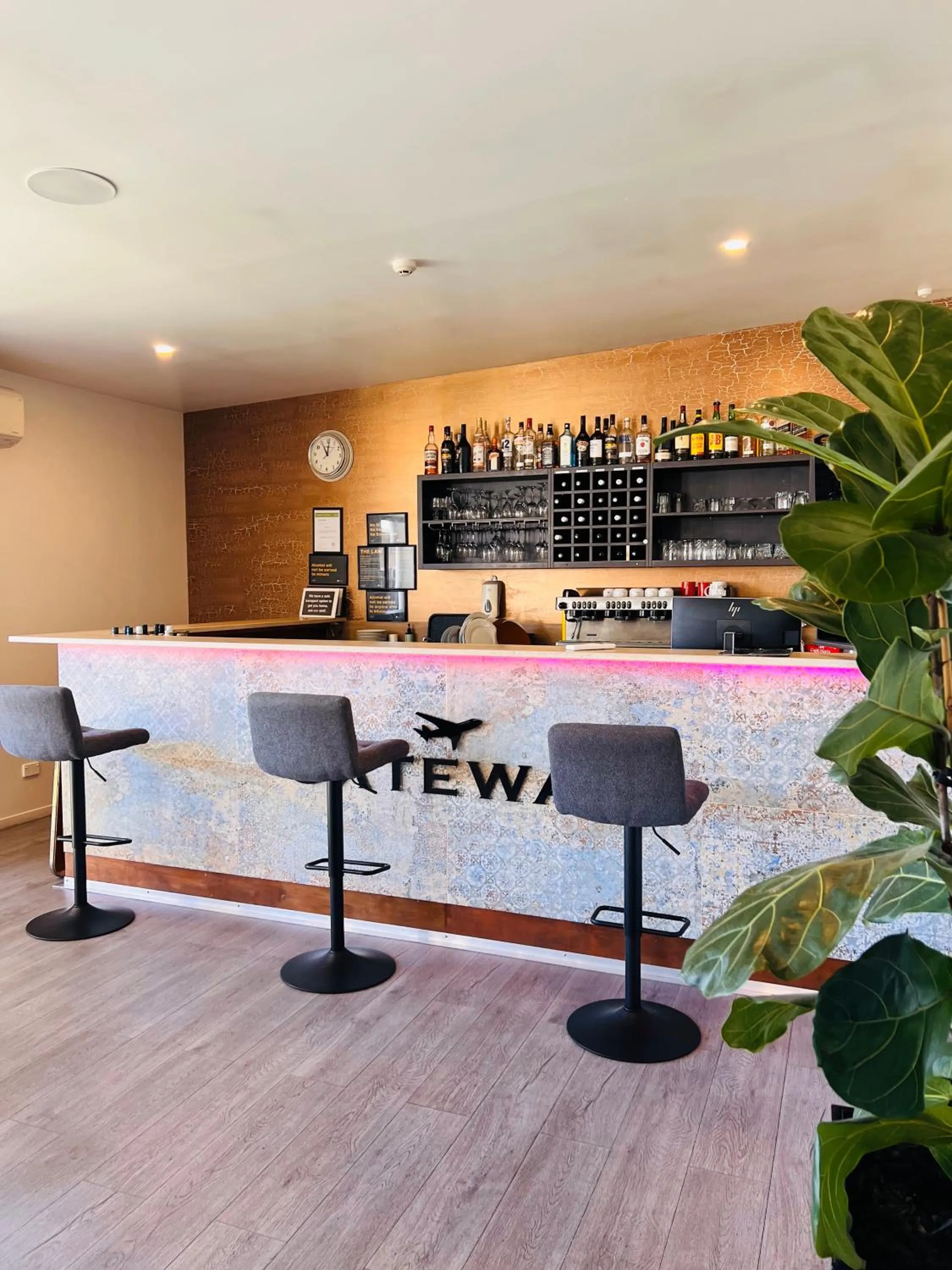 Restaurant/places to eat in Airport Gateway Hotel