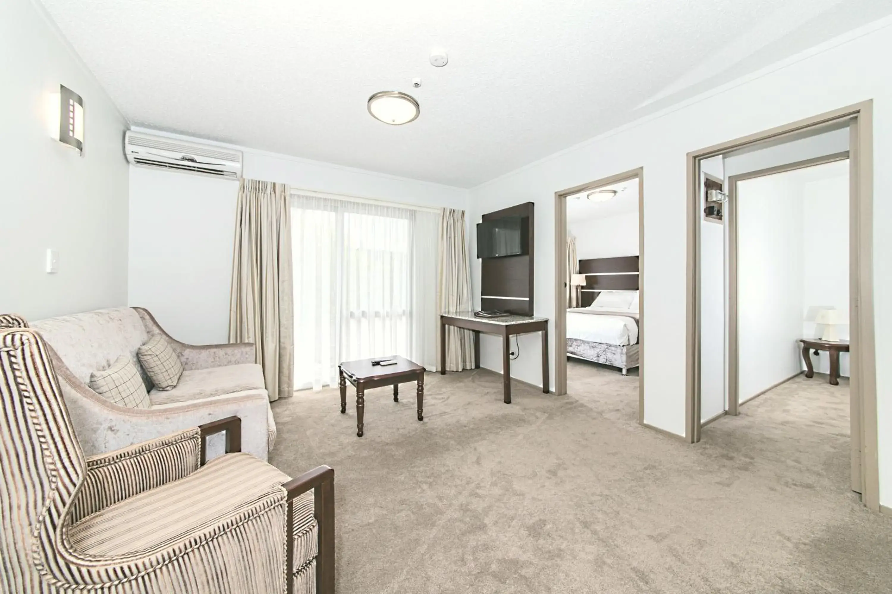 TV and multimedia, Bed in Airport Gateway Hotel TV and multimedia, Bed in Airport Gateway Hotel