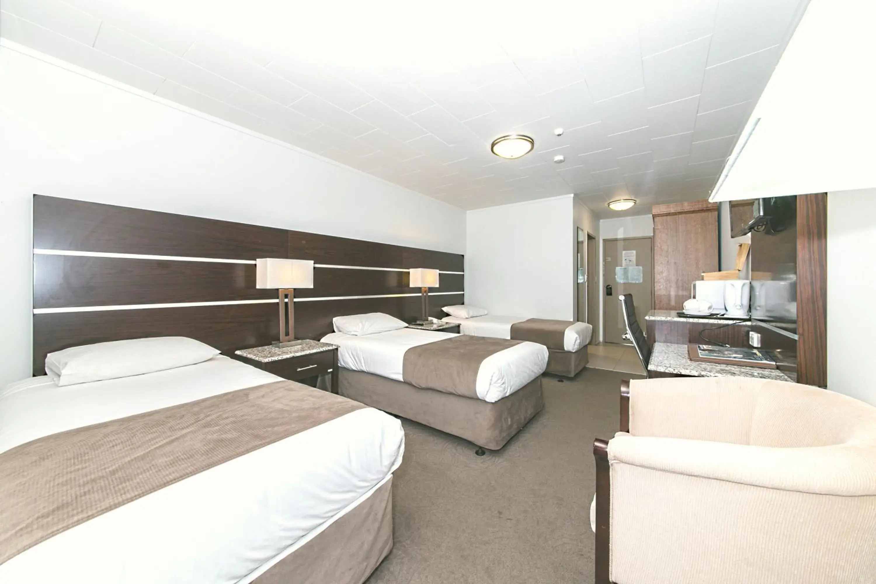 Coffee/tea facilities, Bed in Airport Gateway Hotel Coffee/tea facilities, Bed in Airport Gateway Hotel