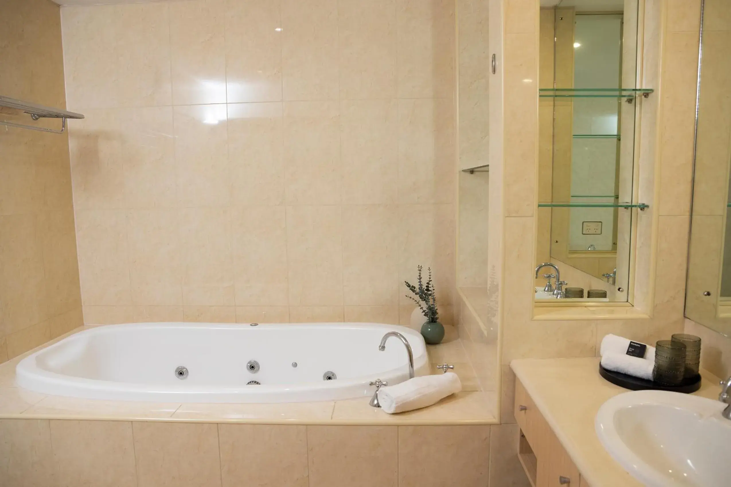 Bathroom in Rydges Kalgoorlie Bathroom in Rydges Kalgoorlie