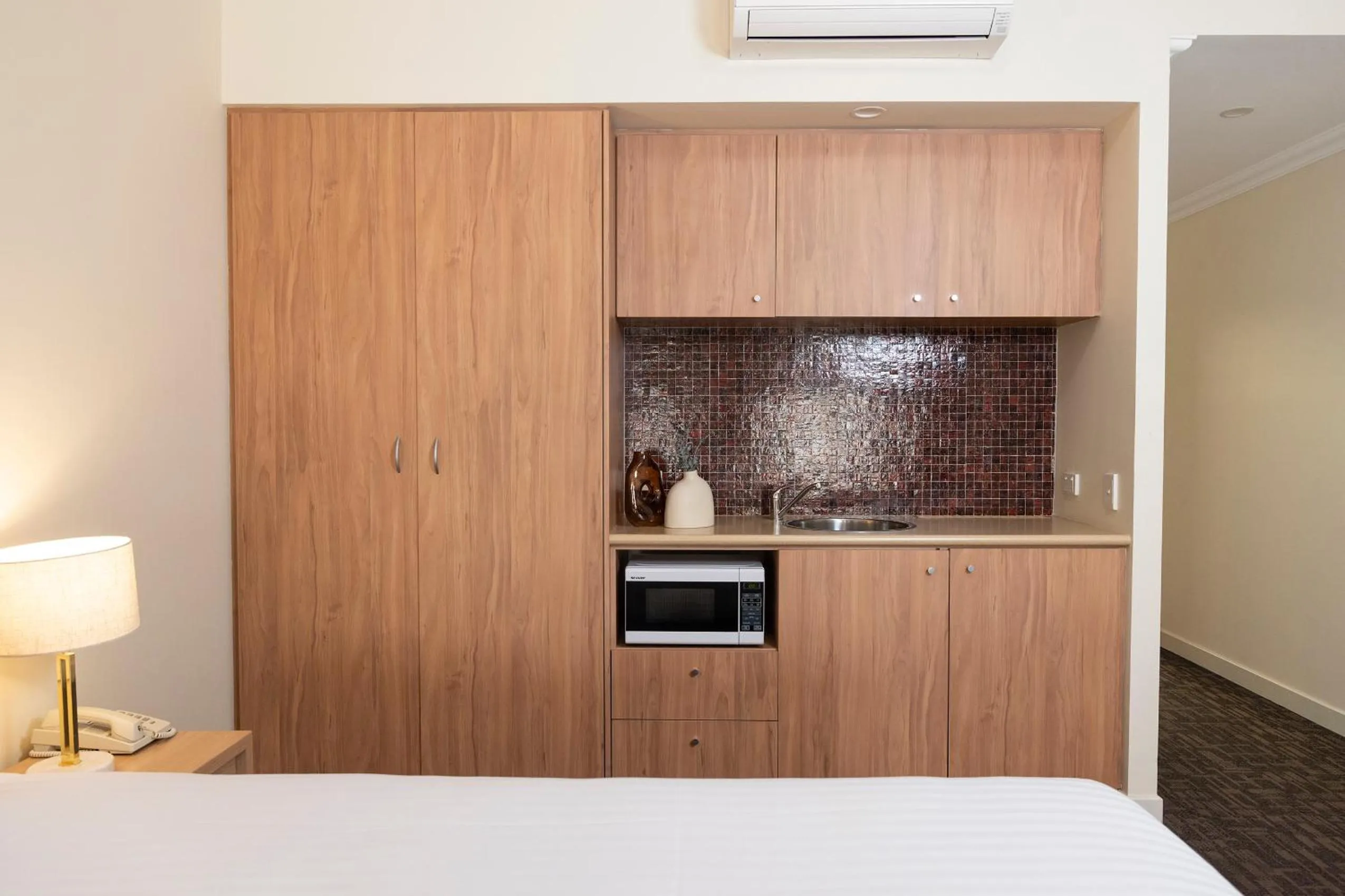 Kitchen or kitchenette, Bed in Rydges Kalgoorlie
