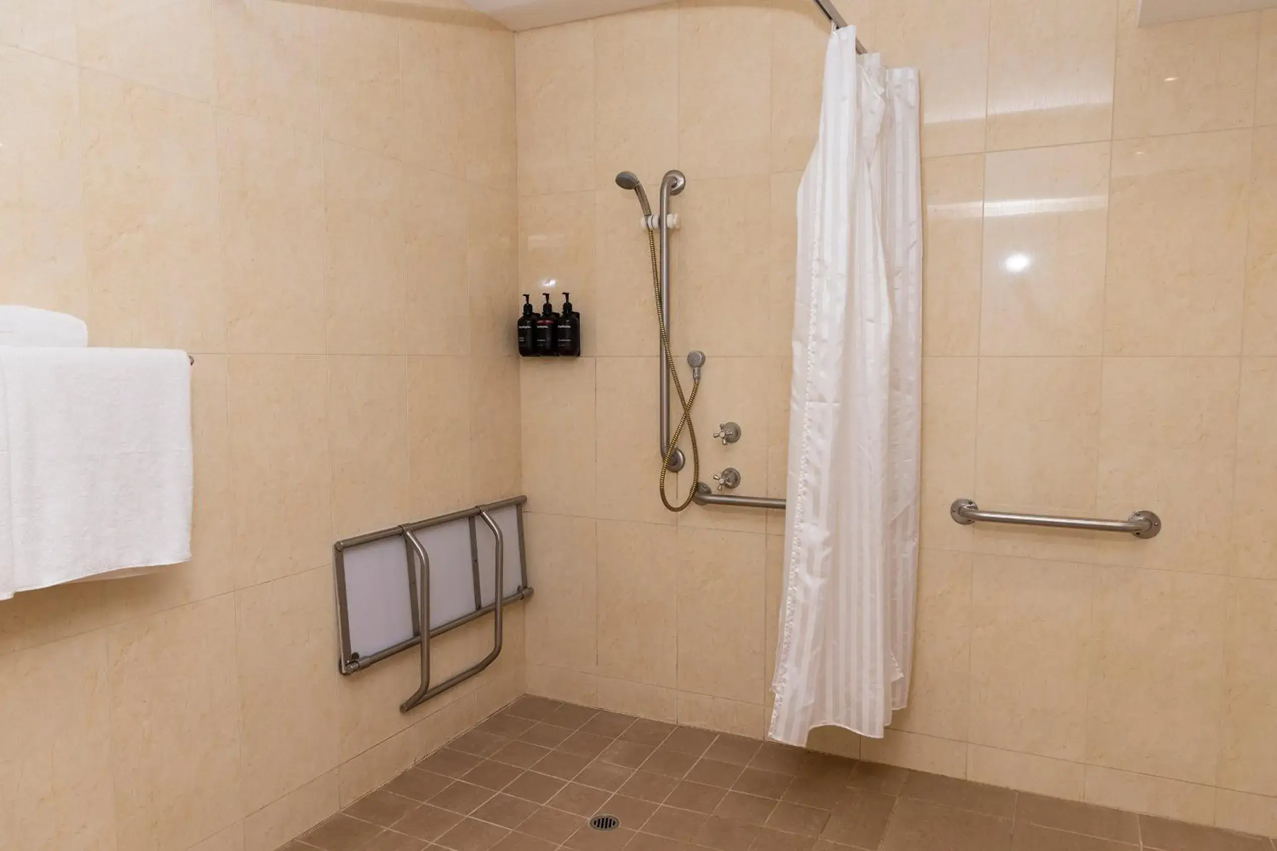 Bathroom in Rydges Kalgoorlie Bathroom in Rydges Kalgoorlie