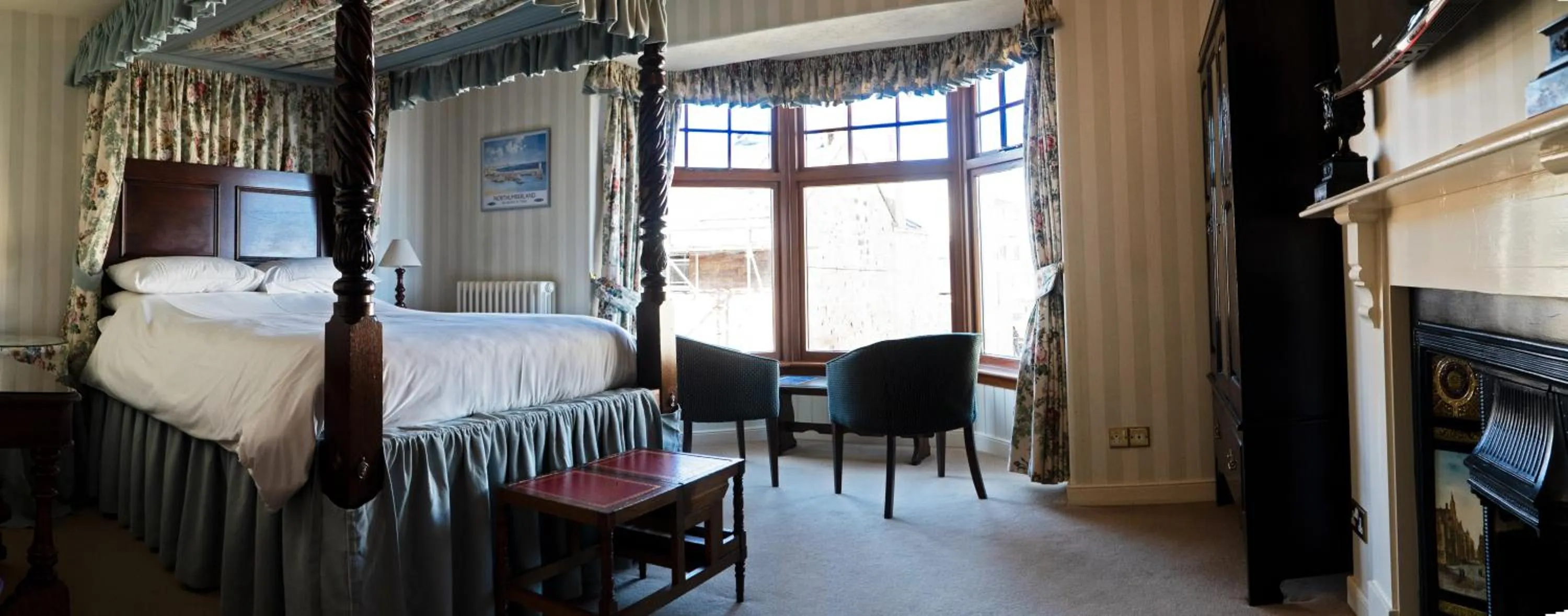 Bedroom, Bed in The Olde Ship Inn