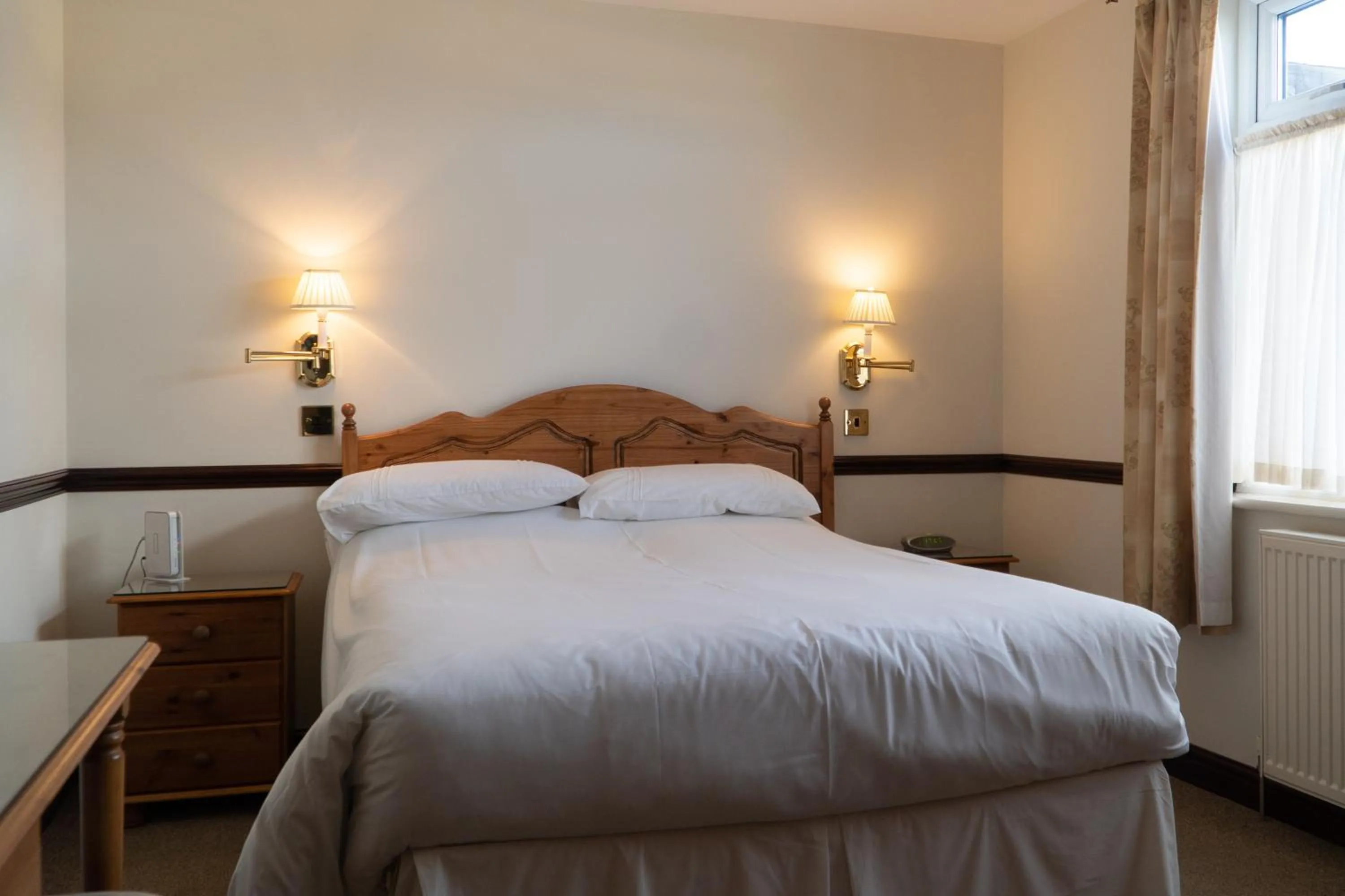 Bedroom, Bed in The Olde Ship Inn