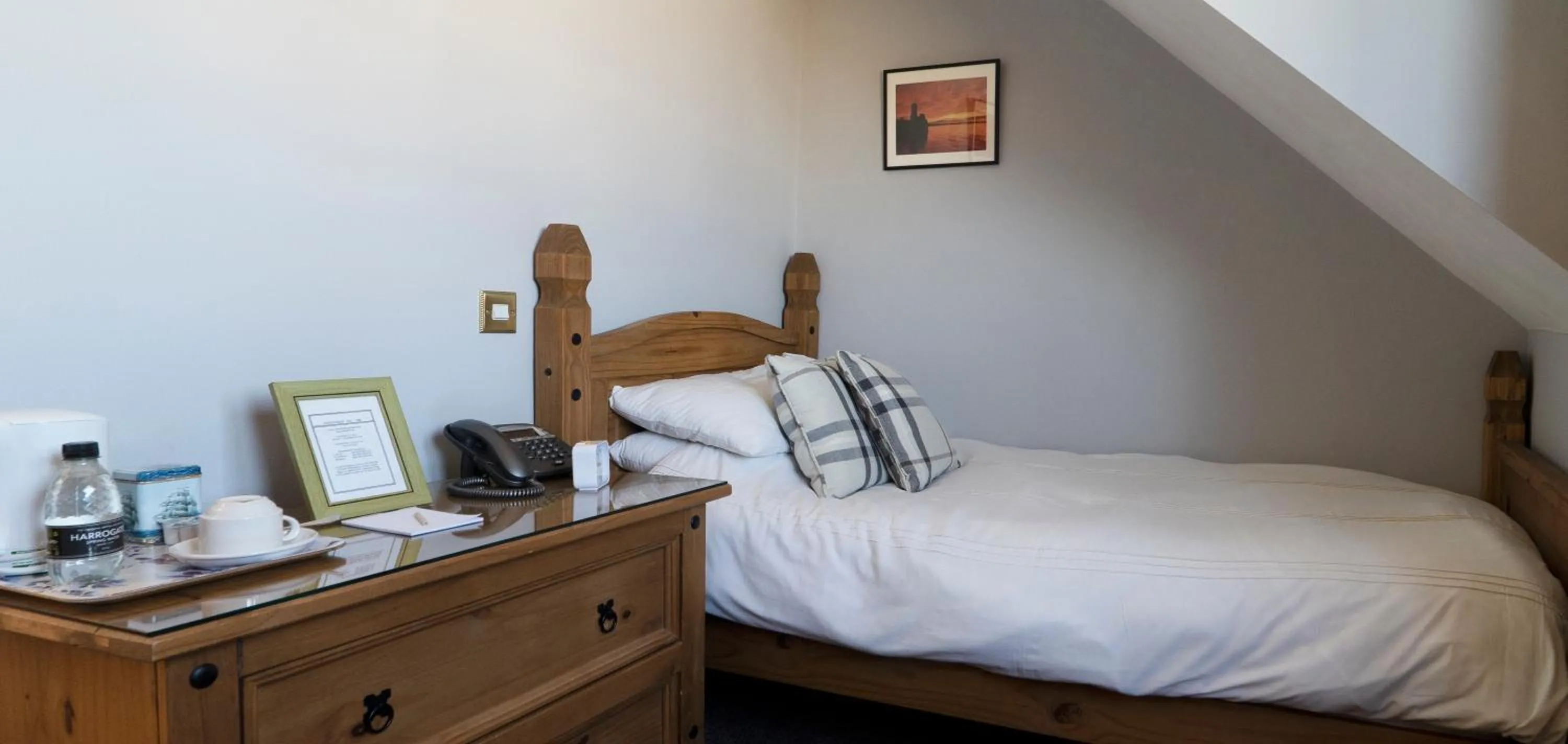 Bedroom, Bed in The Olde Ship Inn