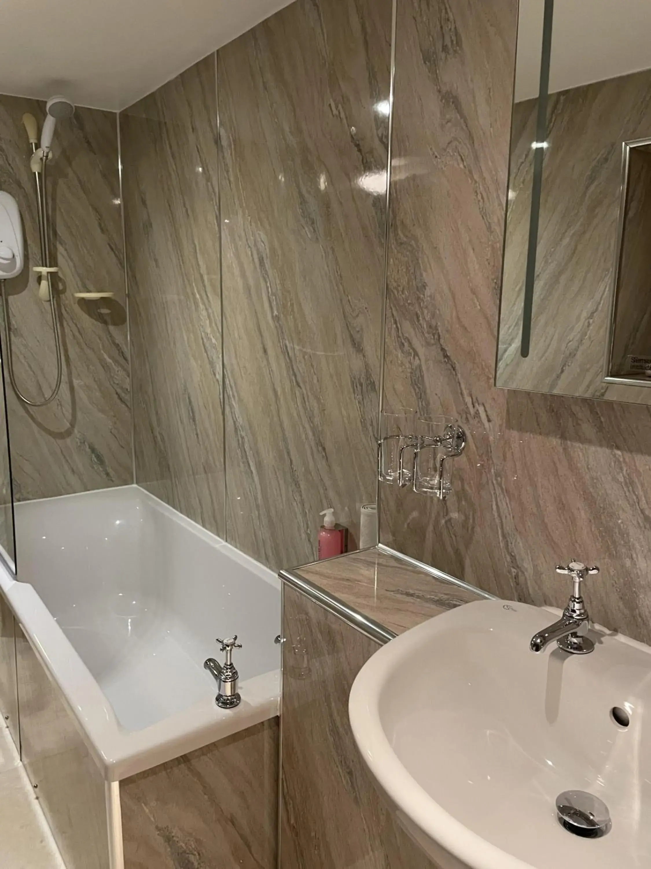 Twin Room with Private Bathroom in The Olde Ship Inn Twin Room with Private Bathroom in The Olde Ship Inn