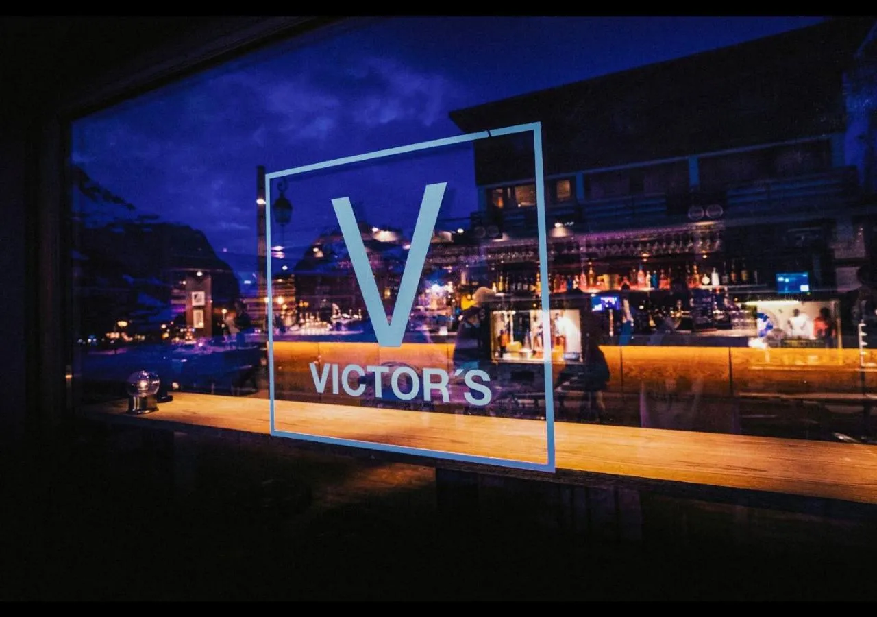 Property logo or sign in Langley Hôtel Victors