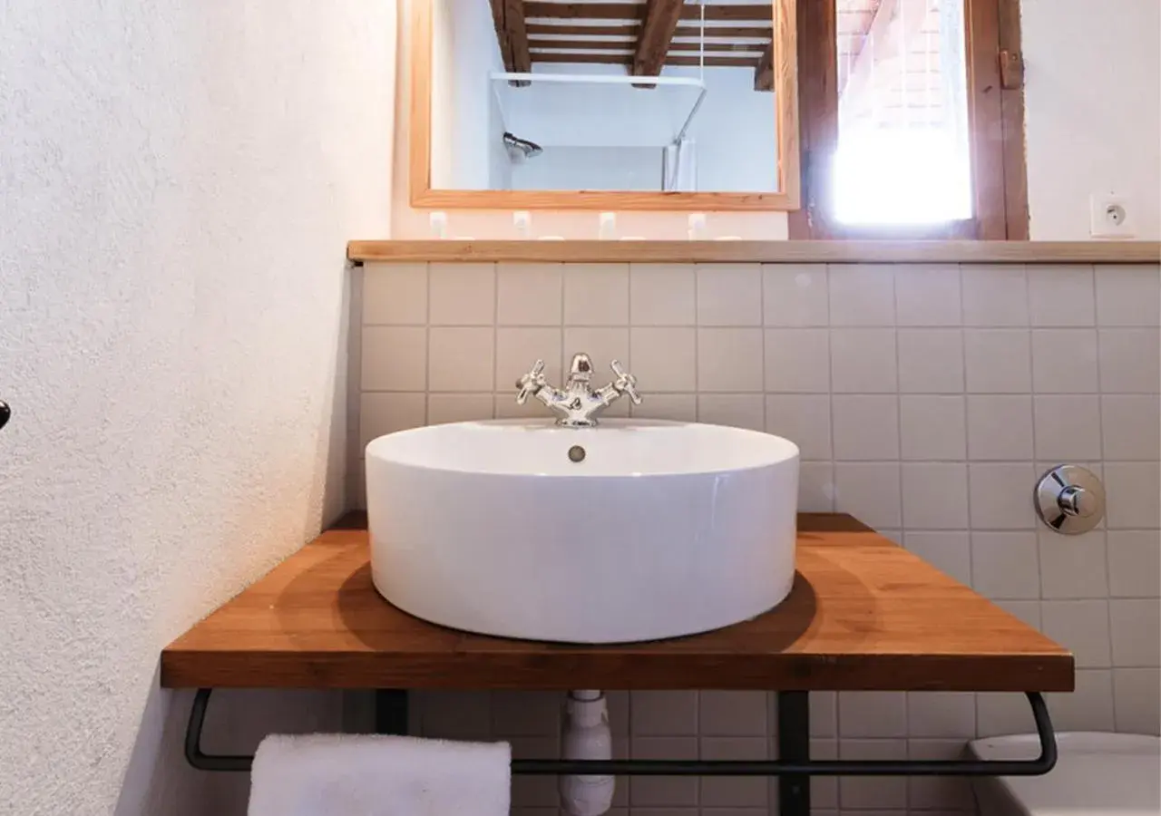 Twin Room in Langley Hotel La Vieille Ferme Twin Room in Langley Hotel La Vieille Ferme