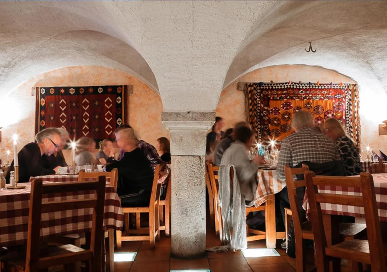 Restaurant/places to eat in Langley Hotel La Vieille Ferme