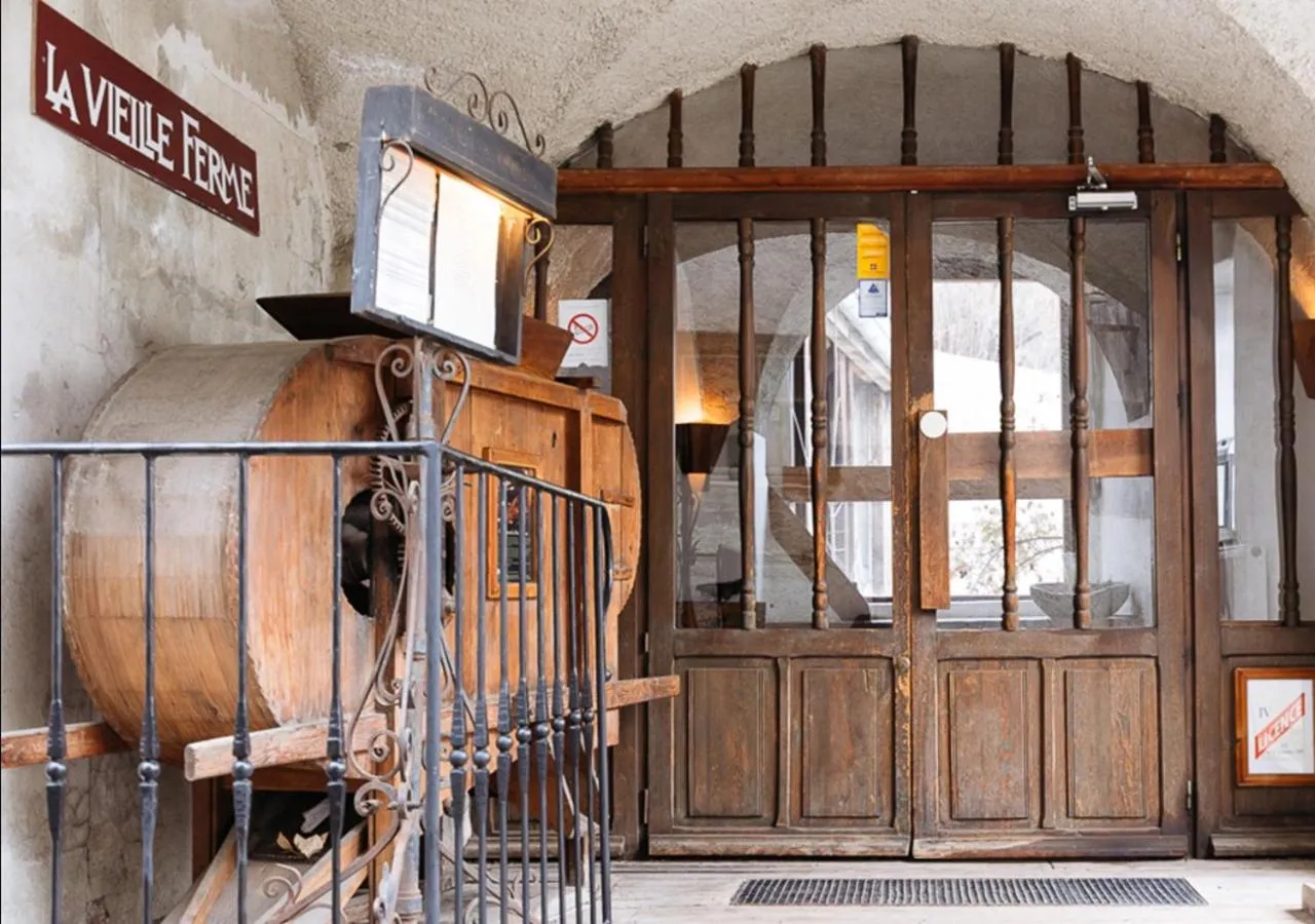 Facade/entrance in Langley Hotel La Vieille Ferme
