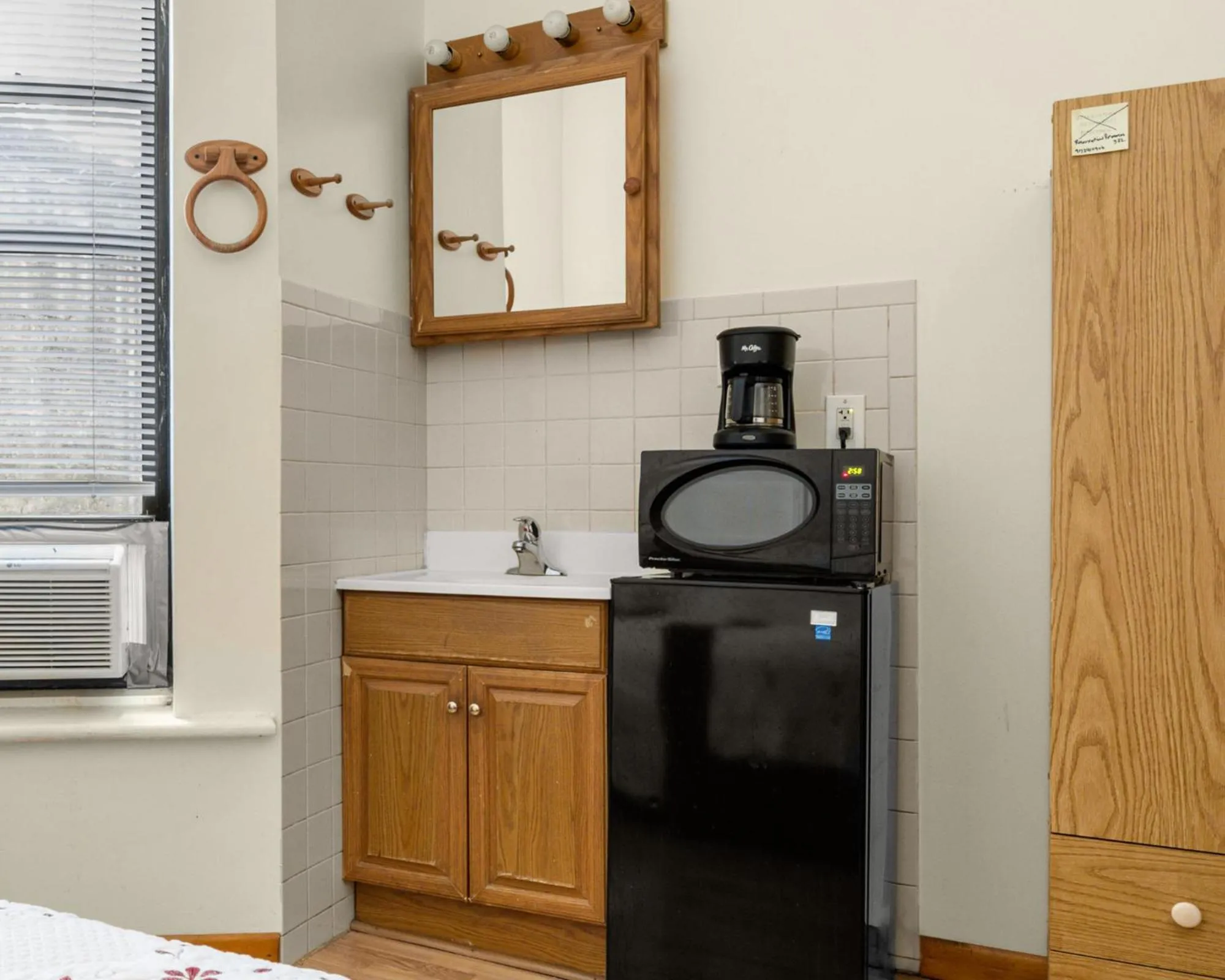 Coffee/tea facilities in West 30th Street Guest House