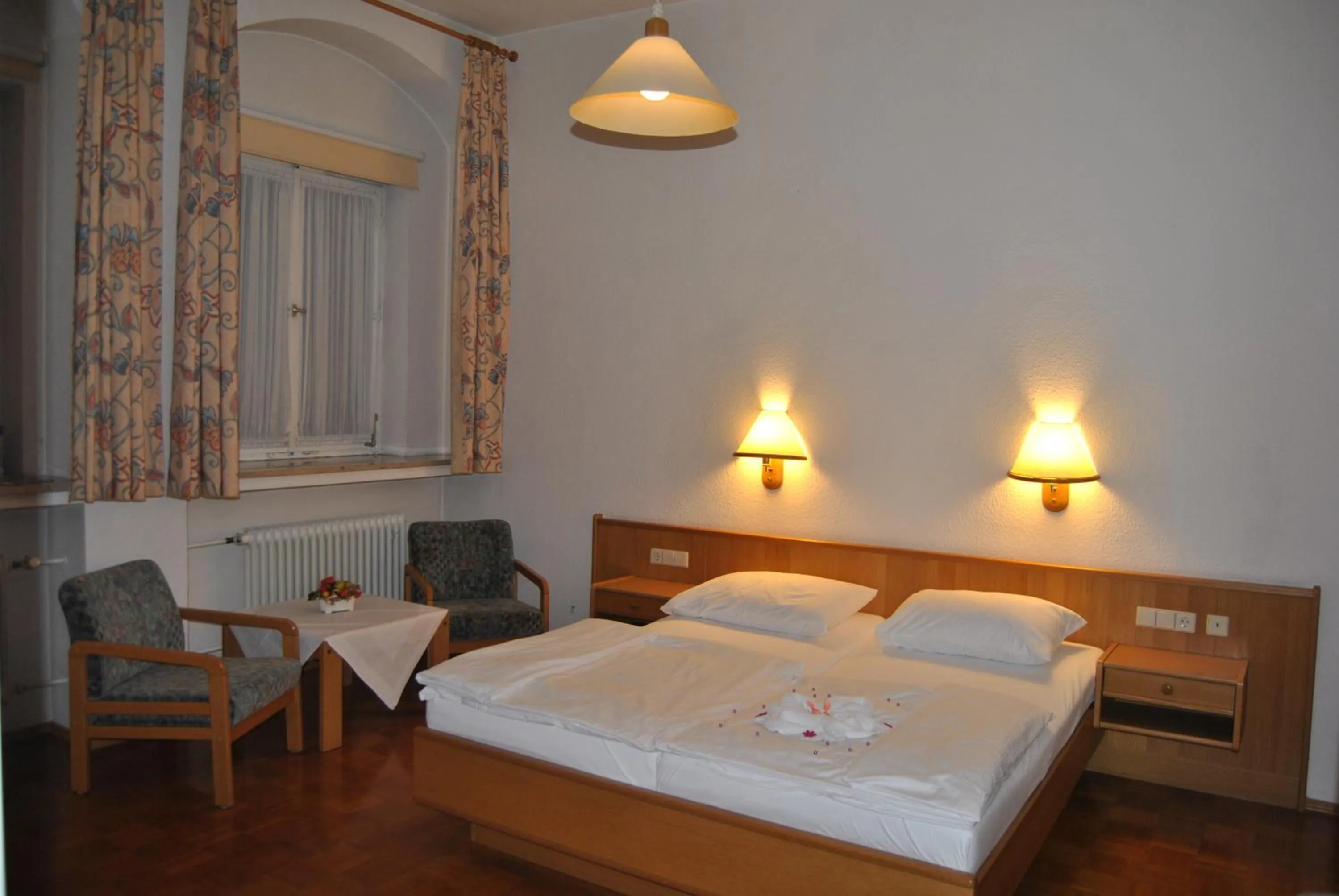 Photo of the whole room, Bed in Lodner Hotel Drei Mohren