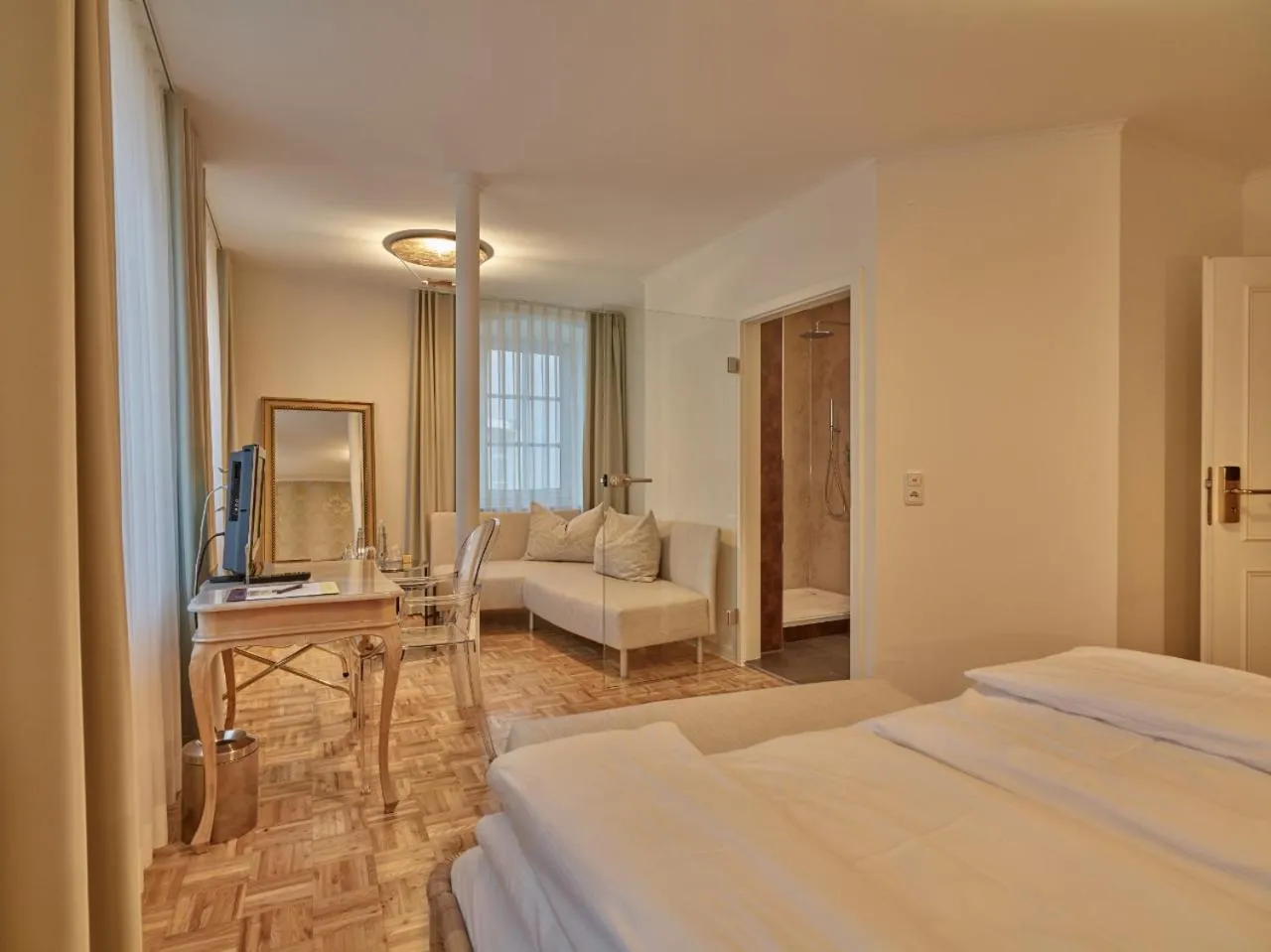 Photo of the whole room, Bed in Lodner Hotel Drei Mohren