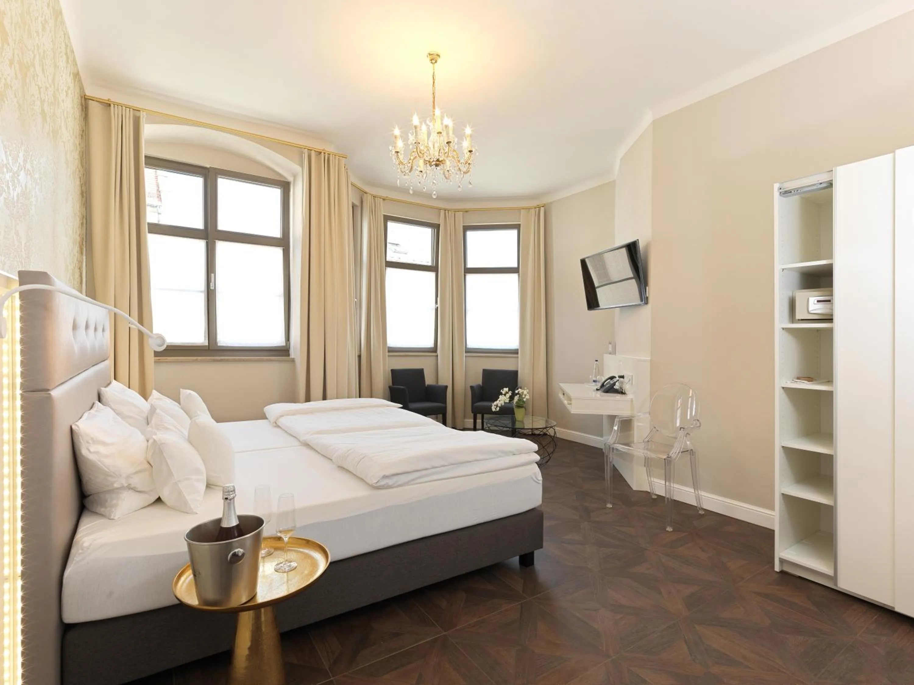 Photo of the whole room, Bed in Lodner Hotel Drei Mohren