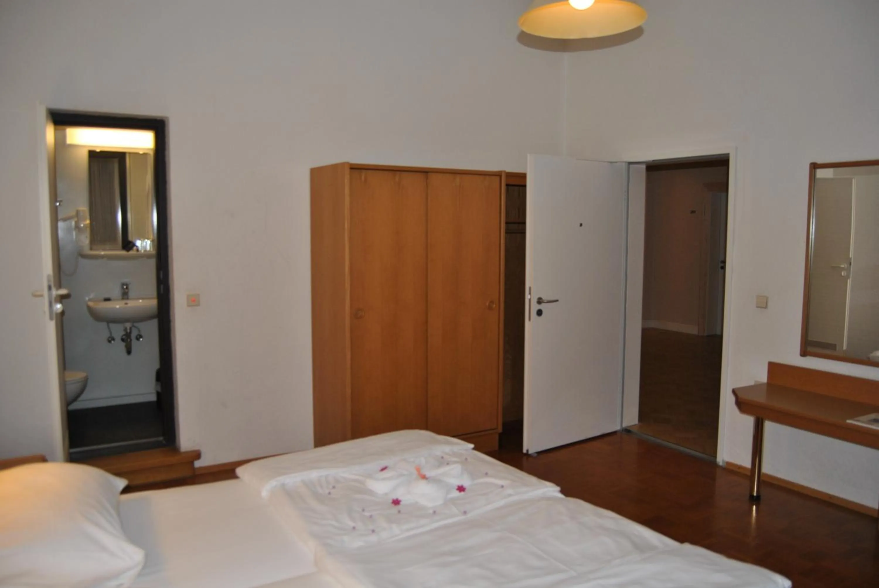 Photo of the whole room, Bed in Lodner Hotel Drei Mohren