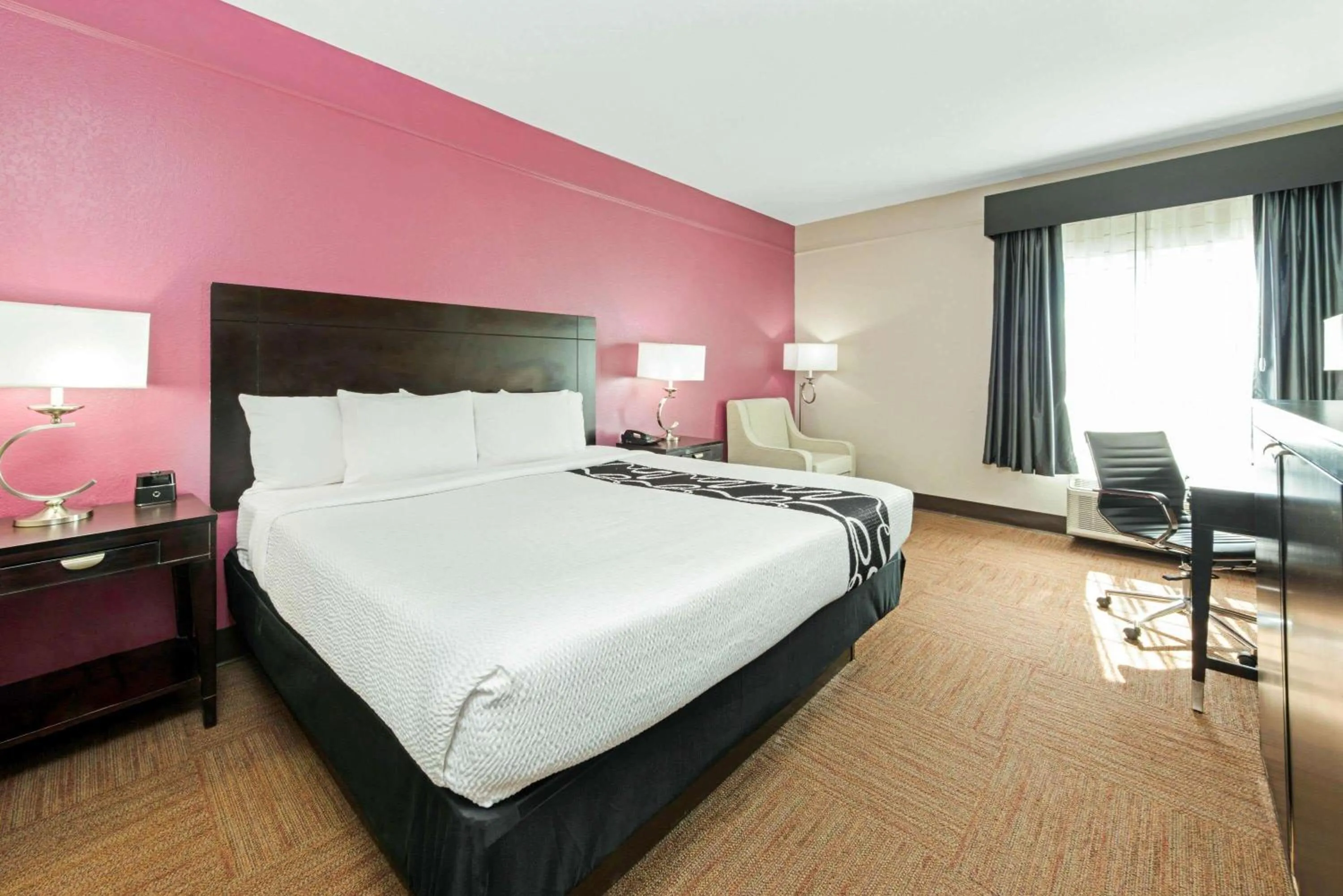 Photo of the whole room in La Quinta by Wyndham Winnie