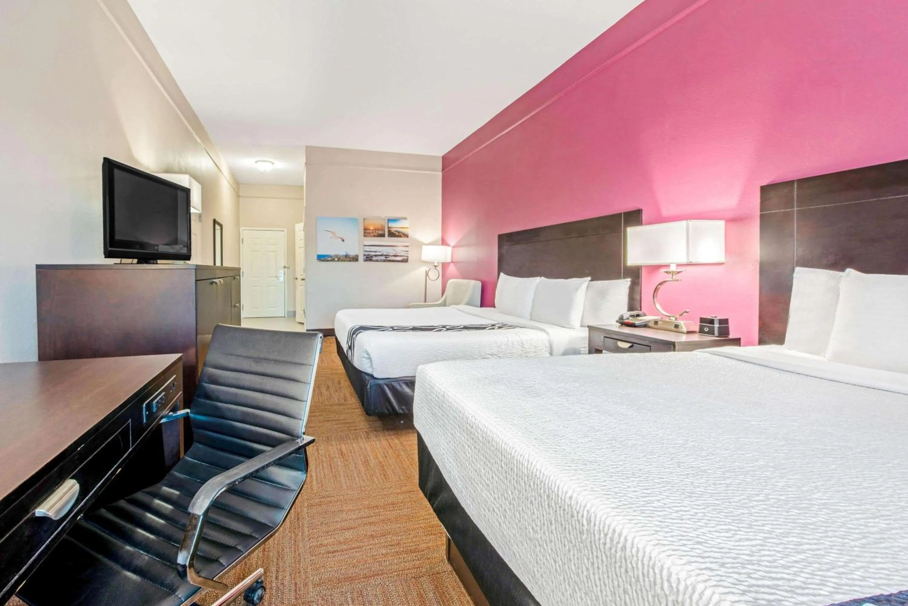 Photo of the whole room in La Quinta by Wyndham Winnie