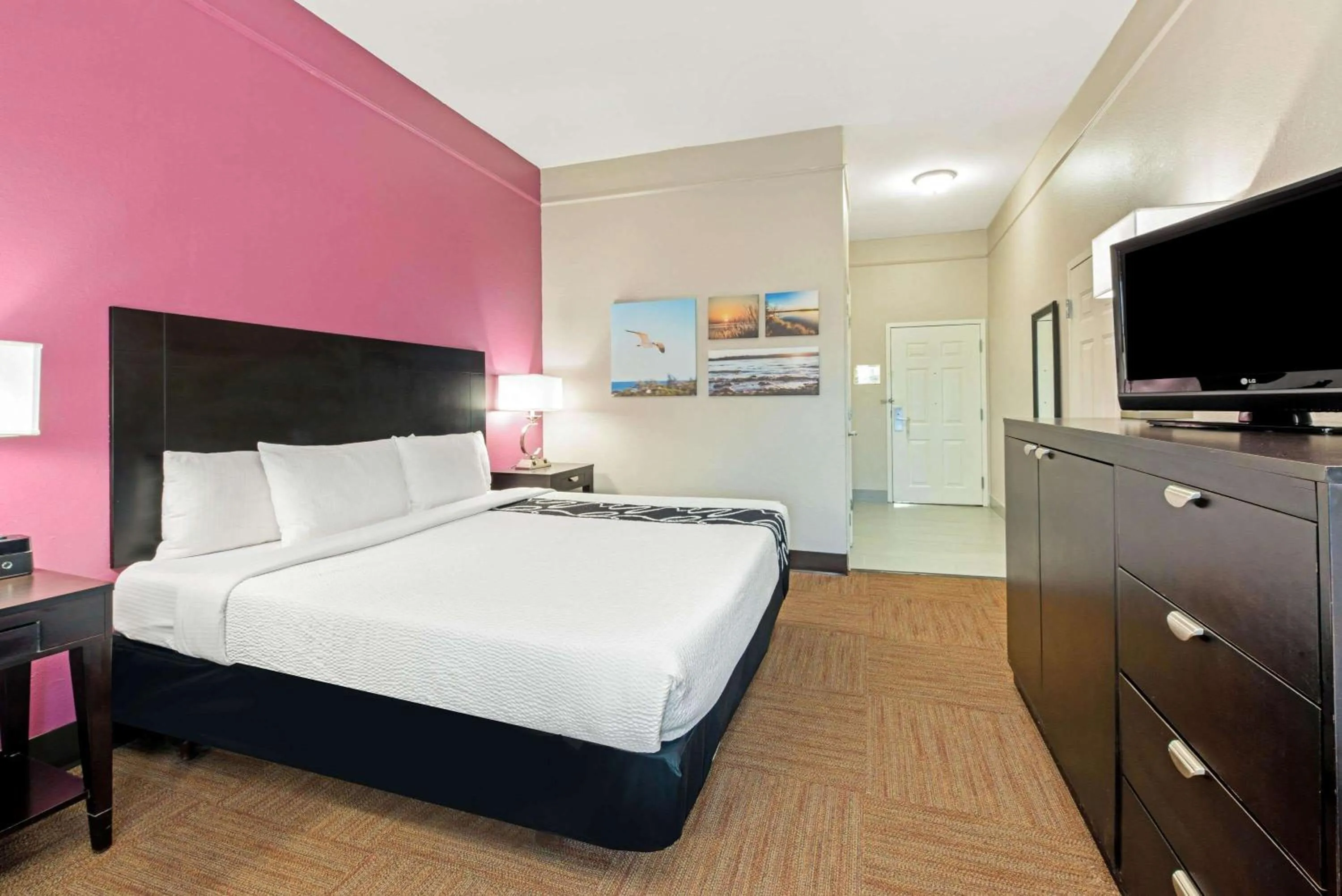 Photo of the whole room in La Quinta by Wyndham Winnie