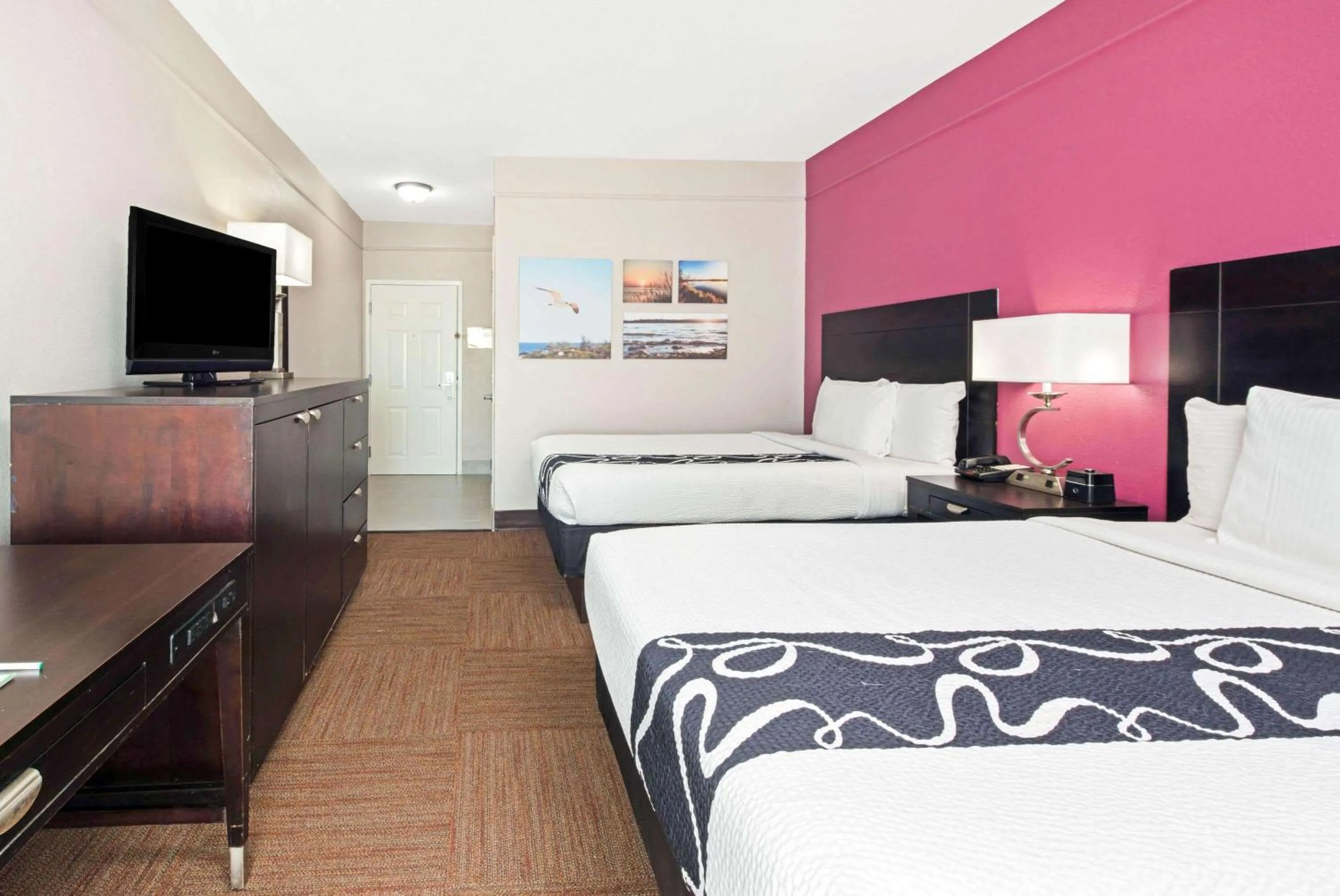 Photo of the whole room in La Quinta by Wyndham Winnie