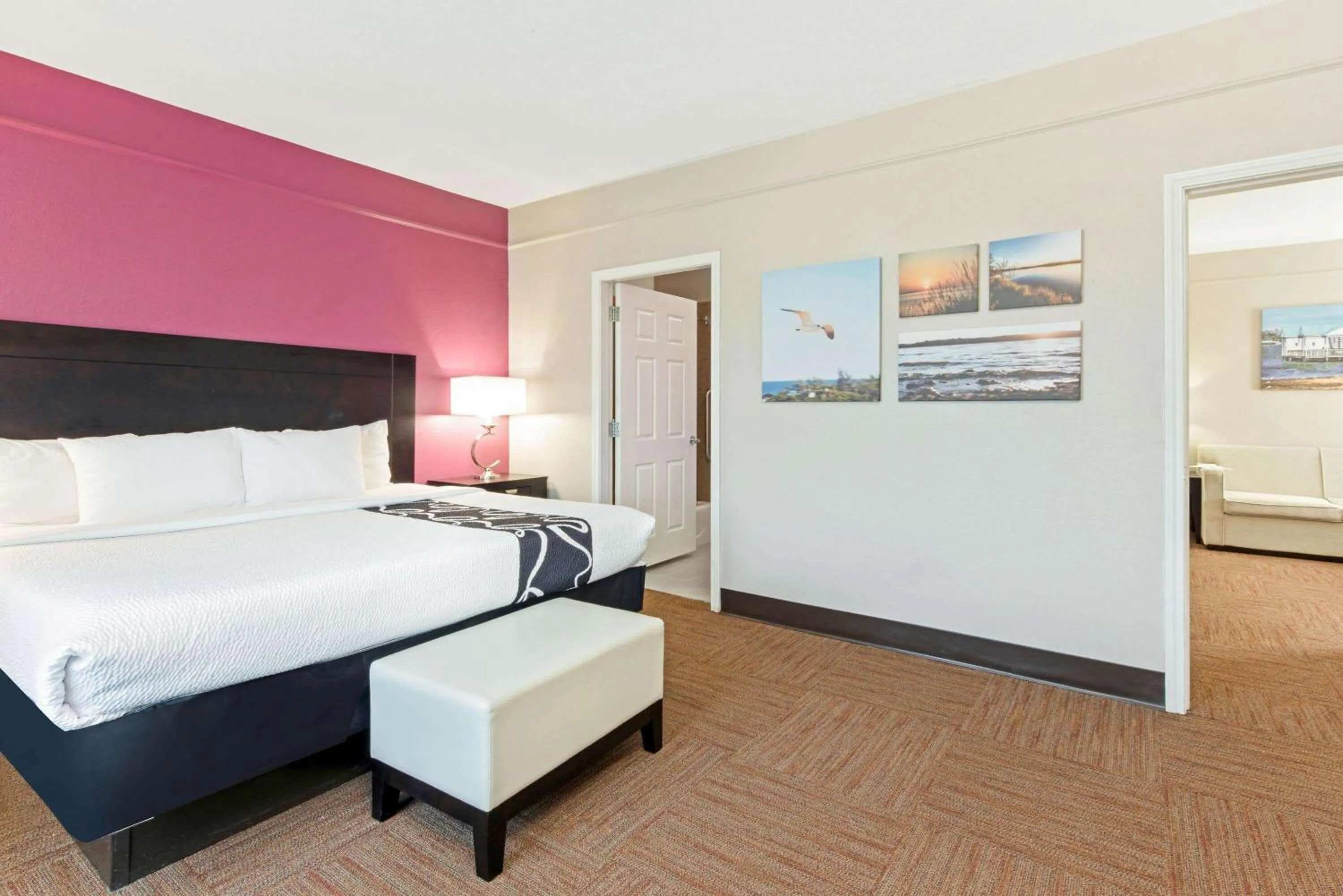 Photo of the whole room in La Quinta by Wyndham Winnie