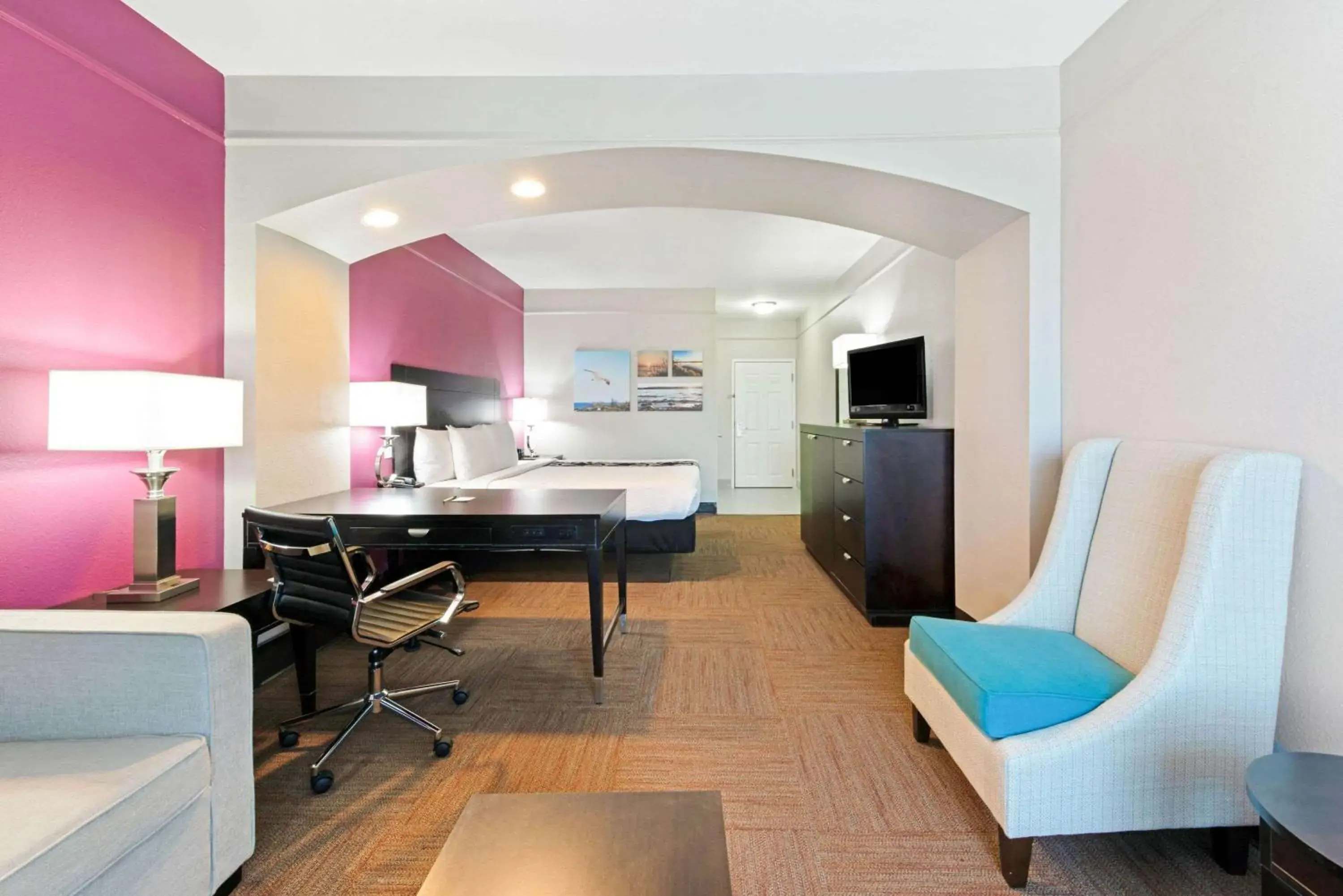 King Suite - Mobility/Hearing Accessible with Bath Tub - Non-Smoking in La Quinta by Wyndham Winnie King Suite - Mobility/Hearing Accessible with Bath Tub - Non-Smoking in La Quinta by Wyndham Winnie