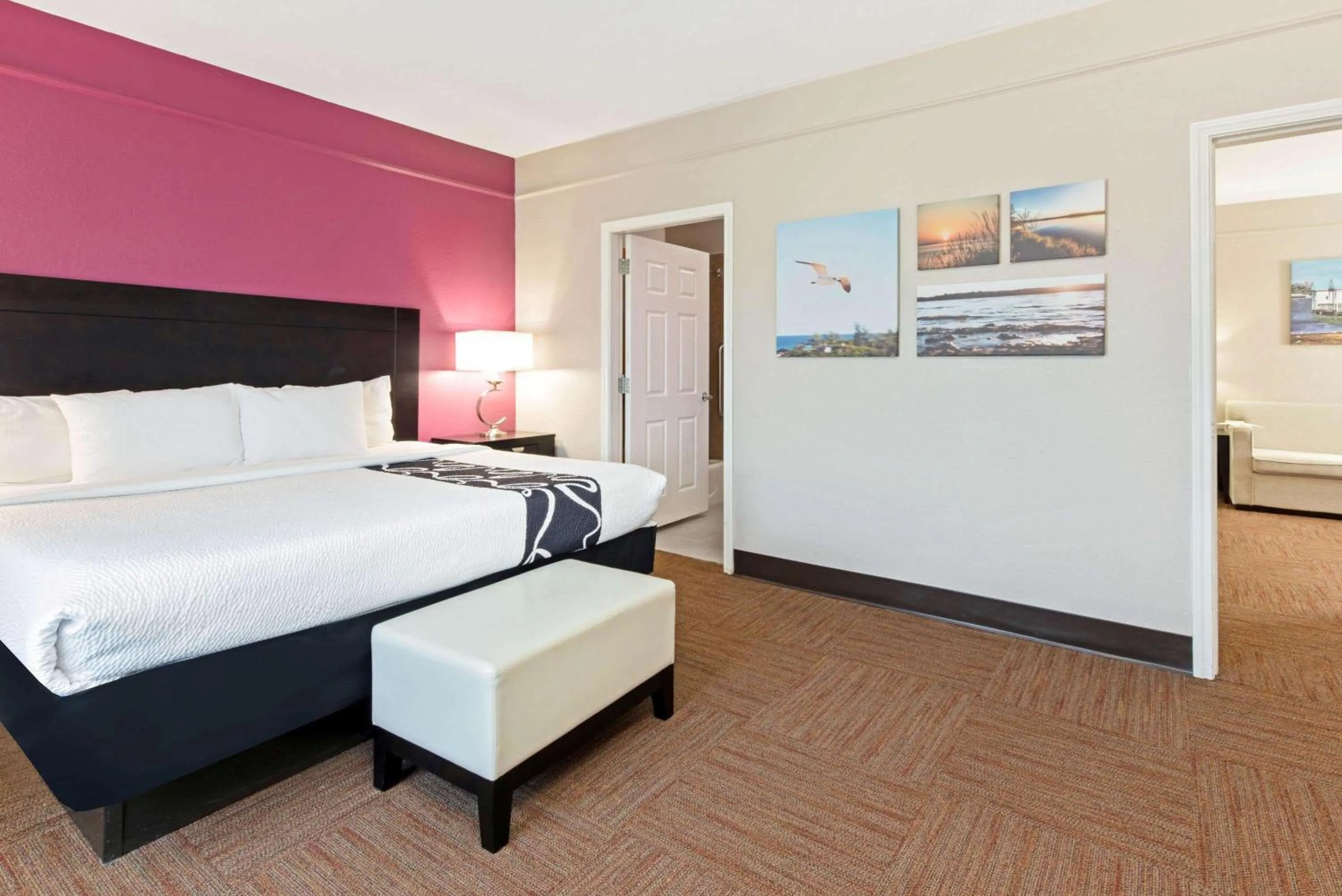 Photo of the whole room in La Quinta by Wyndham Winnie