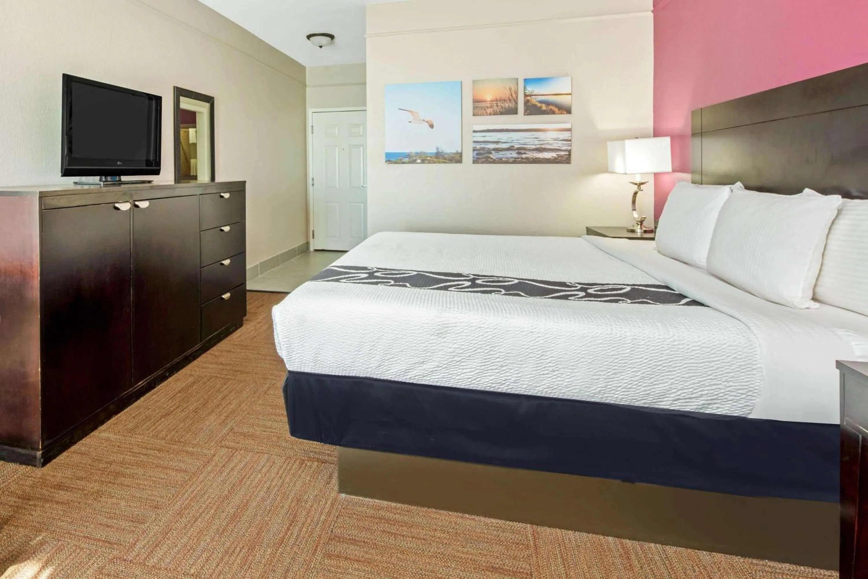 Photo of the whole room in La Quinta by Wyndham Winnie