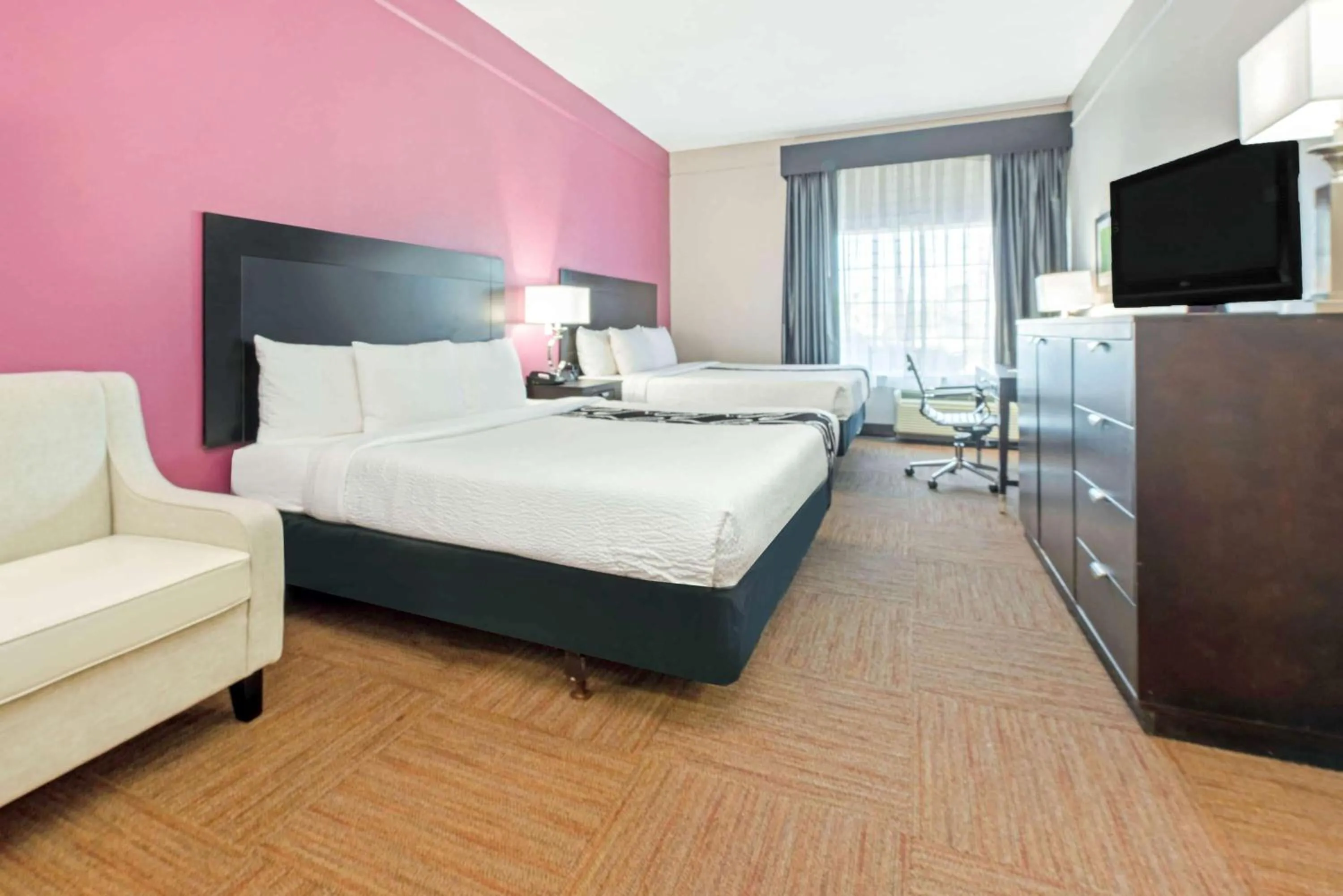 Photo of the whole room in La Quinta by Wyndham Winnie