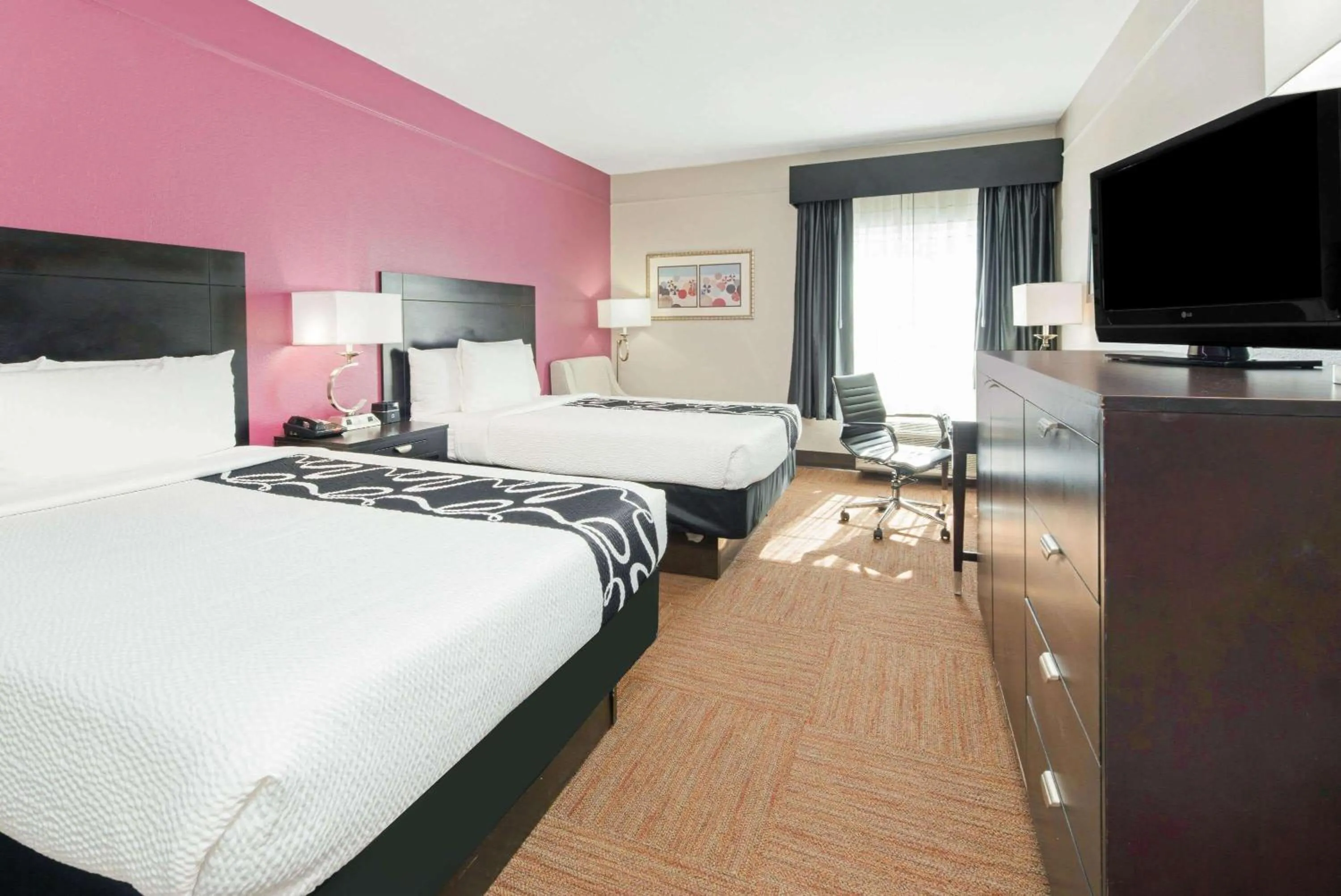 Photo of the whole room in La Quinta by Wyndham Winnie