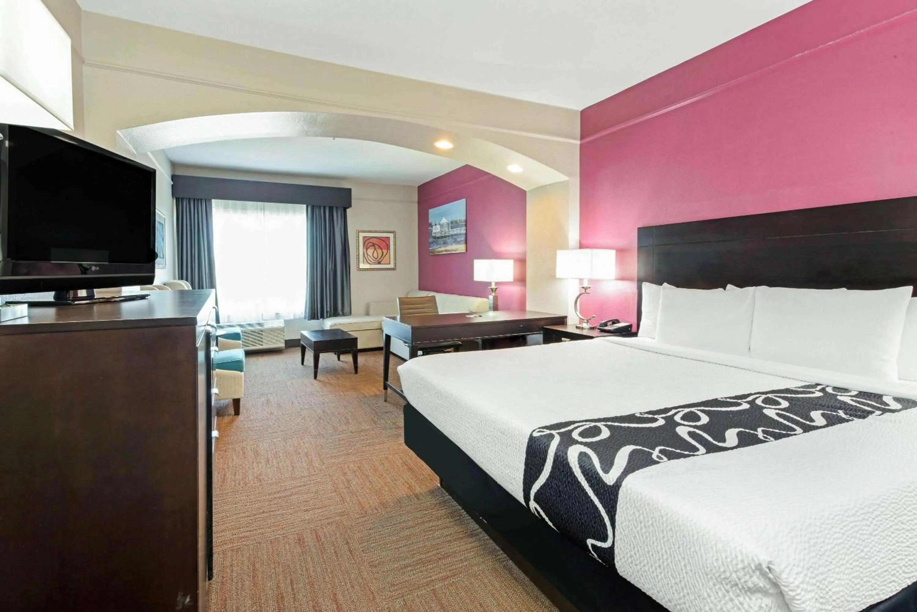 Photo of the whole room in La Quinta by Wyndham Winnie