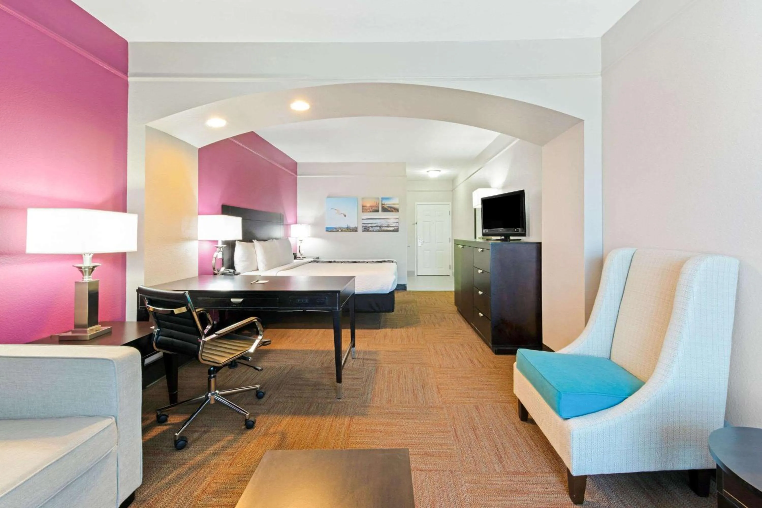 Photo of the whole room in La Quinta by Wyndham Winnie