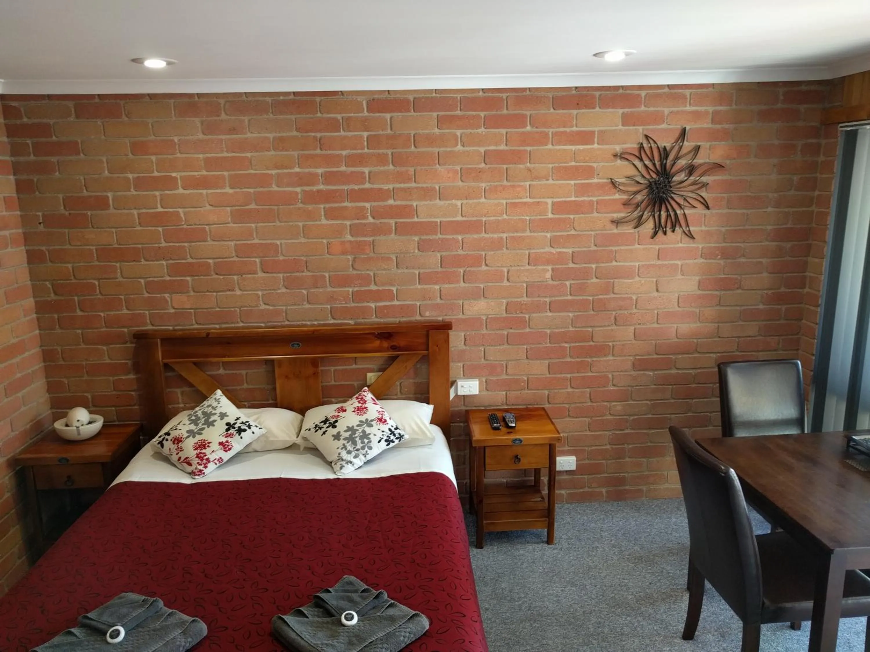 Bed in Travellers Inn Kaniva