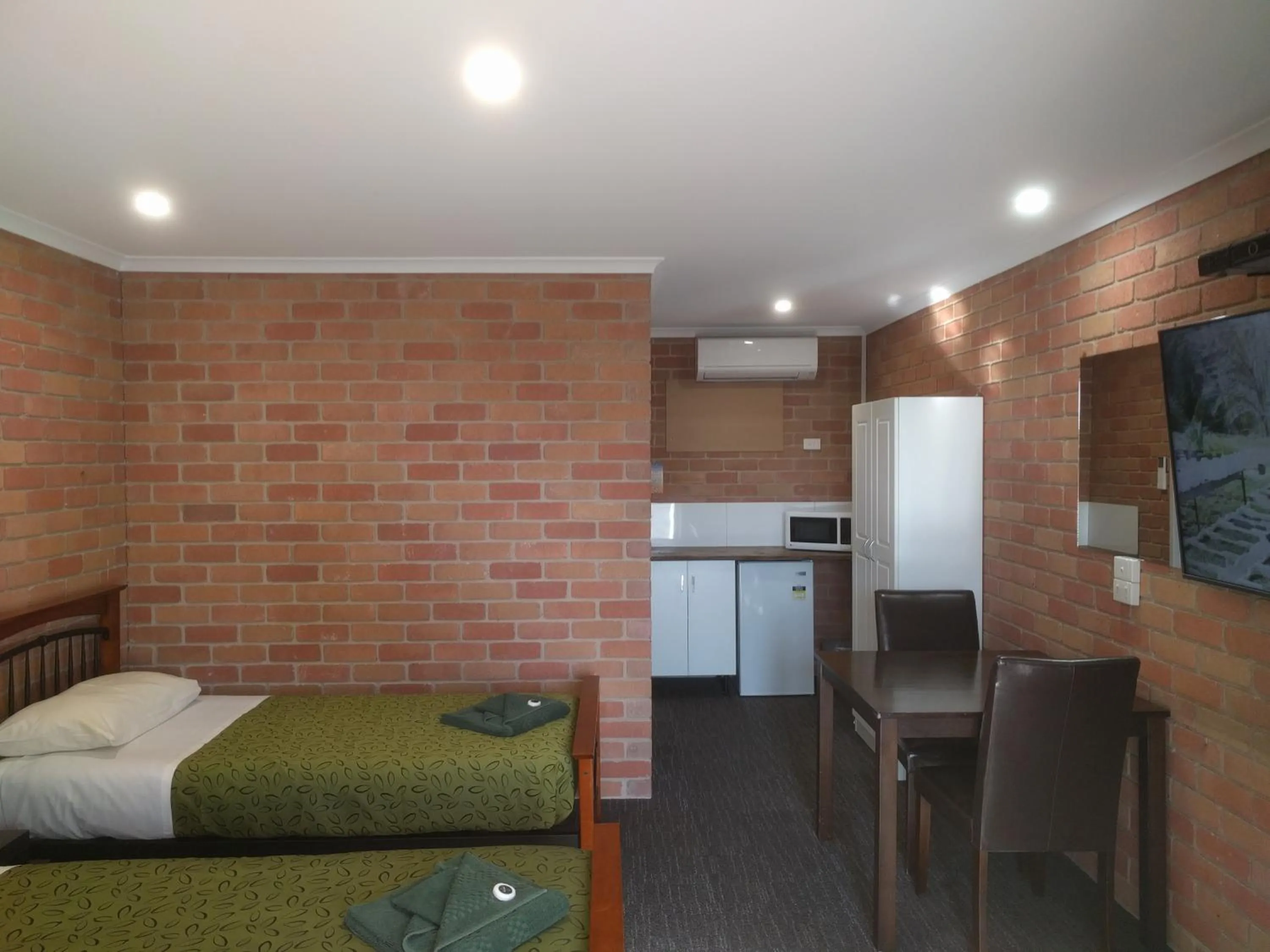 Bed in Travellers Inn Kaniva