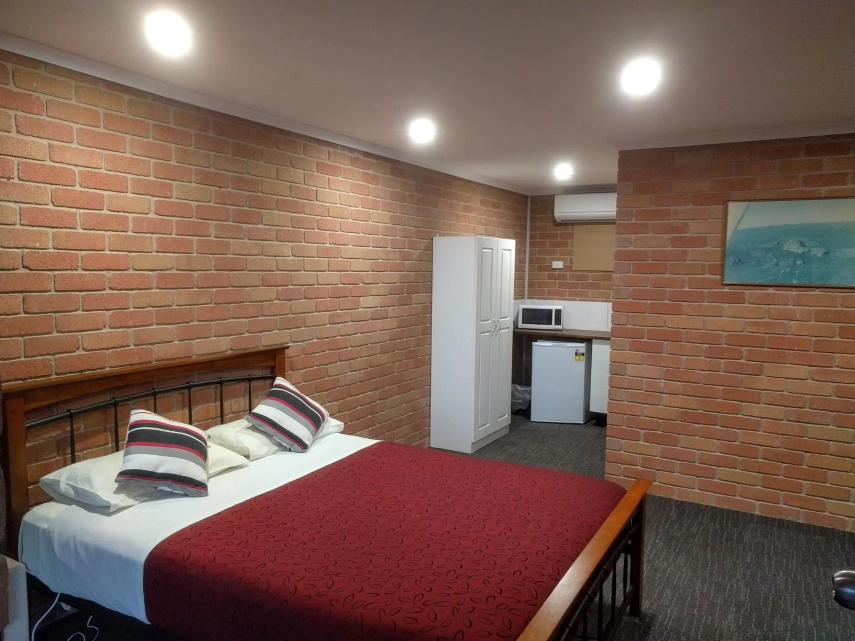 Bed in Travellers Inn Kaniva